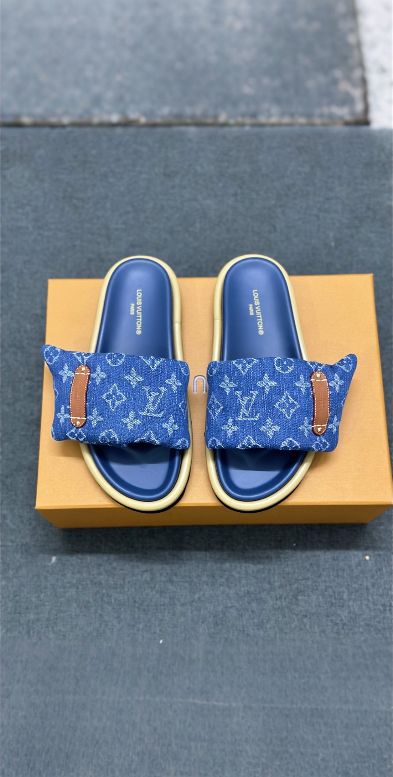 NO:409009,Latest Lujia autumn and winter new products are on the market LOUIS VUITTON | Super easy to match and slim leg artifact. The feet are full of vitality and comfortable and elegant on the feet. Fabric deerskin fabric. The inner high-end sheepskin (soft and comfortable, breathable) foot pads, high elastic latex foot pads ■ Original sole outsole ● Packaging original set of drawer boxes in new colors, ■ Size 35-45, slippers, louis vuitton, slippers, sheepskin19860909最新 卢家秋冬新品上市 LOUIS VUITTON | 超级好搭瘦腿神器 脚感活力十足,上脚舒适优雅 面料鹿皮面料 内里高档羊皮里（柔软舒适 透气） 垫脚高弹乳胶垫脚 ■ 鞋底原版大底  ●包装原版全套新款颜色的抽屉盒, ■码数35-45,拖鞋,louis vuitton,slippers,sheepskin,Women's Shoes