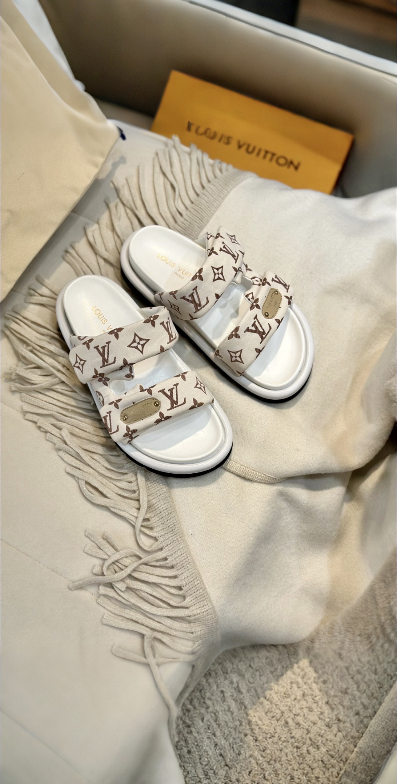 NO:245483,The latest Lujia autumn and winter new products are on the market LOUIS VUITTON | Super easy to match and slim leg artifact. The feet are full of vitality and comfortable and elegant on the feet. Fabric deerskin fabric. The inner high-end sheepskin (soft and comfortable, breathable) foot pads, high elastic latex foot pads ■ Original sole outsole ● Packaging original set of drawer boxes in new colors, ■ Size 35-45, slippers, louis vuitton, slippers, sheepskin19860909最新 卢家秋冬新品上市 LOUIS VUITTON | 超级好搭瘦腿神器 脚感活力十足,上脚舒适优雅 面料鹿皮面料 内里高档羊皮里（柔软舒适 透气） 垫脚高弹乳胶垫脚 ■ 鞋底原版大底  ●包装原版全套新款颜色的抽屉盒, ■码数35-45,拖鞋,louis vuitton,slippers,sheepskin,Women's Shoes