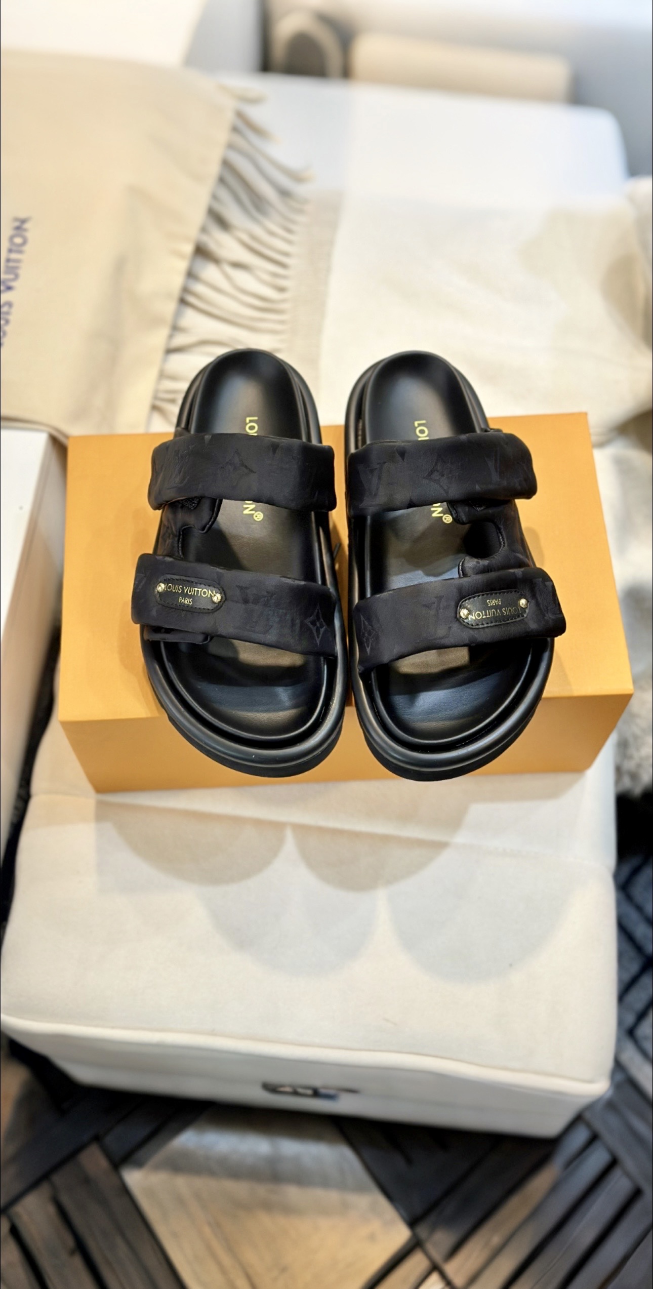 NO:245486,Latest Lujia autumn and winter new products are on the market LOUIS VUITTON | Super easy to match and slim leg artifact. The feet are full of vitality and comfortable and elegant on the feet. Fabric deerskin fabric. High-end sheepskin inner lining (soft and comfortable, breathable) foot pads, high elastic latex foot pads ■ Original sole outsole ● Packaging original set of drawer boxes in new colors, ■ Size 35-42, slippers, louis vuitton, slippers, sheepskin19860909最新 卢家秋冬新品上市 LOUIS VUITTON | 超级好搭瘦腿神器 脚感活力十足,上脚舒适优雅 面料鹿皮面料 内里高档羊皮里（柔软舒适 透气） 垫脚高弹乳胶垫脚 ■ 鞋底原版大底  ●包装原版全套新款颜色的抽屉盒, ■码数35-42,拖鞋,louis vuitton,slippers,sheepskin,Women's Shoes