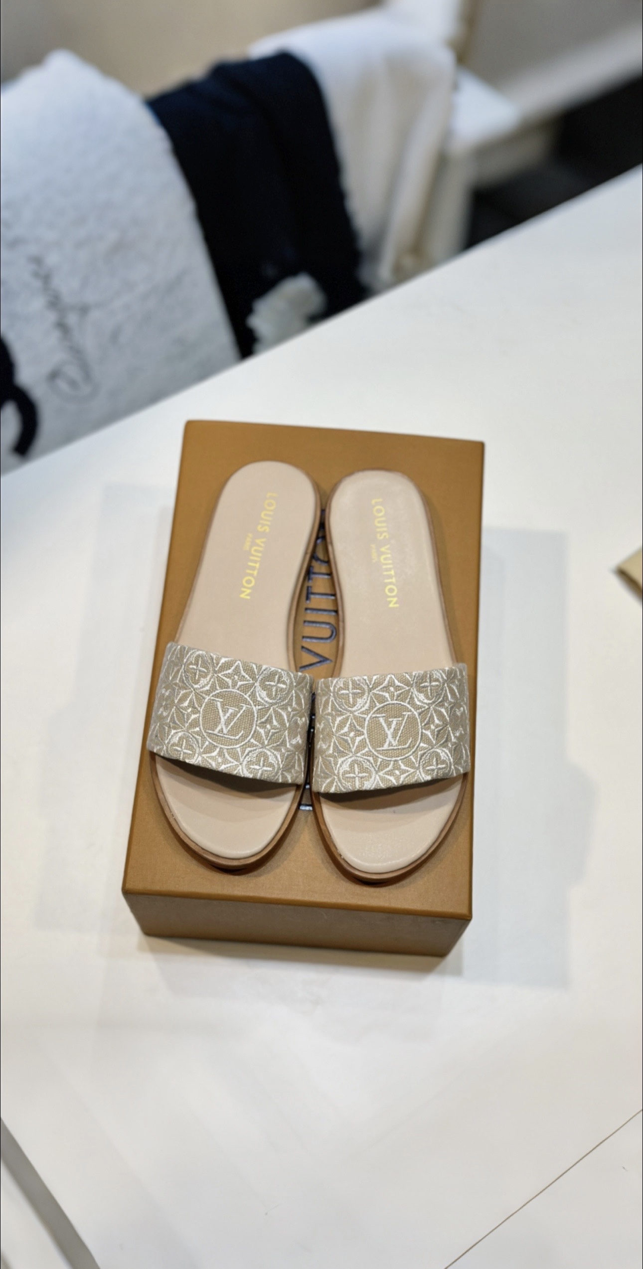 NO:417027,The latest new product is on the market Top version Rubber sole P Double-layer genuine leather sole LOUIS VUITTON | Super easy to match and slim leg artifact. Full of vitality and comfortable and elegant footwear. Original material. High-end sheepskin lining (soft and comfortable) foot pads. High elastic latex foot pads. ■ Original sole outsole ●Original packaging. ■ Size 35-42, slippers, louis vuitton, slippers, sheepskin19860909最新新品上市 顶级版本 橡胶底P 双层真皮底 LOUIS VUITTON | 超级好搭瘦腿神器 脚感活力十足,上脚舒适优雅 面料原版材料 内里高档羊皮里（柔软舒适） 垫脚高弹乳胶垫脚 ■ 鞋底原版大底  ●原版包装 ■码数35-42,拖鞋,louis vuitton,slippers,sheepskin,Women's Shoes