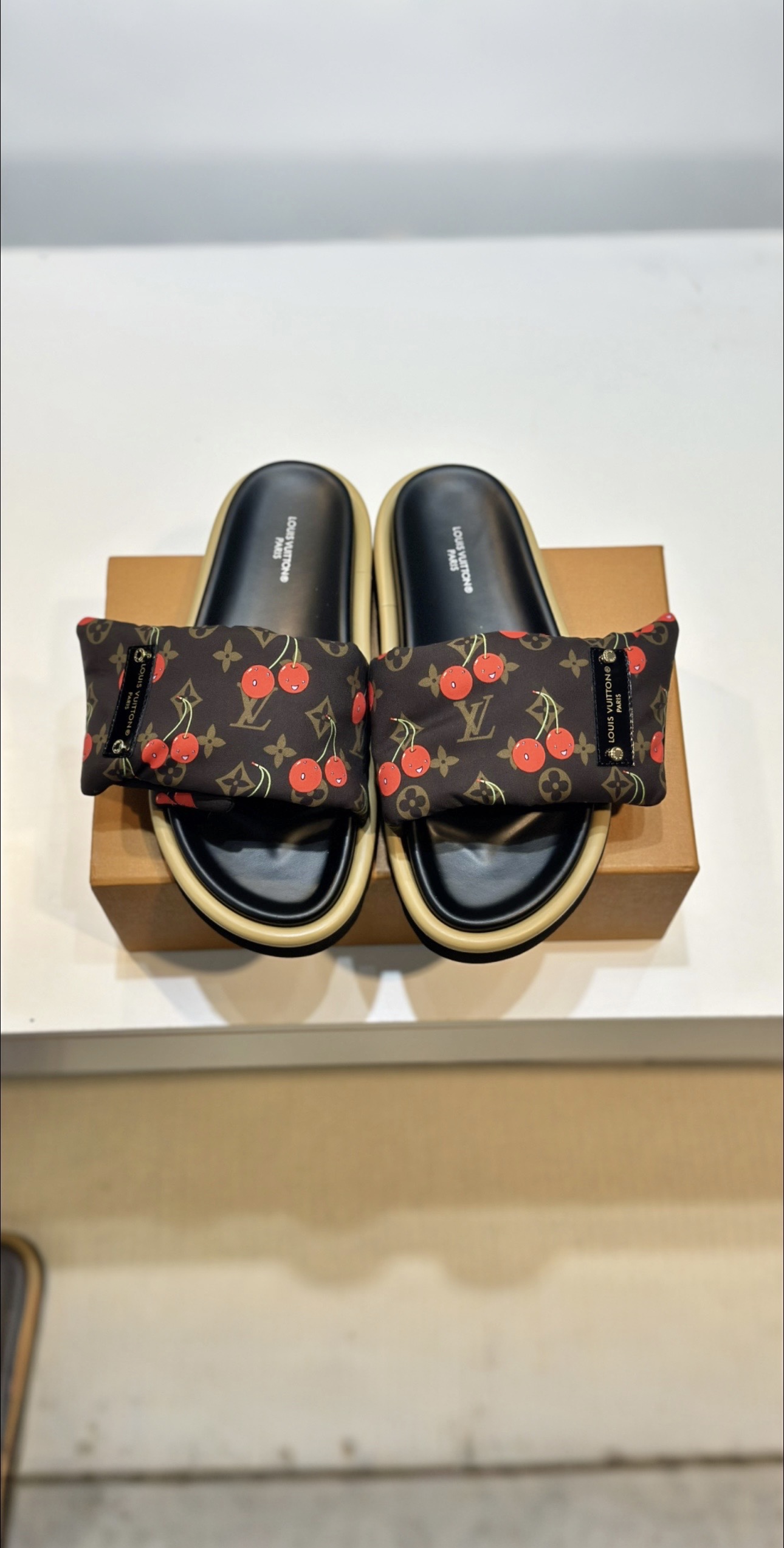 NO:409026,VUITTON LOUI.金官网￣￣￣p ★Premium version ★Original development Exclusive model opening ★Size 35/45, slippers, louis vuitton, slippers19860909VUITTON LOUI .馿家 ￣￣￣￣￣p ★顶级版本 ★原版开发 独家开模 ★码数35/45,拖鞋,louis vuitton,slippers,Women's Shoes
