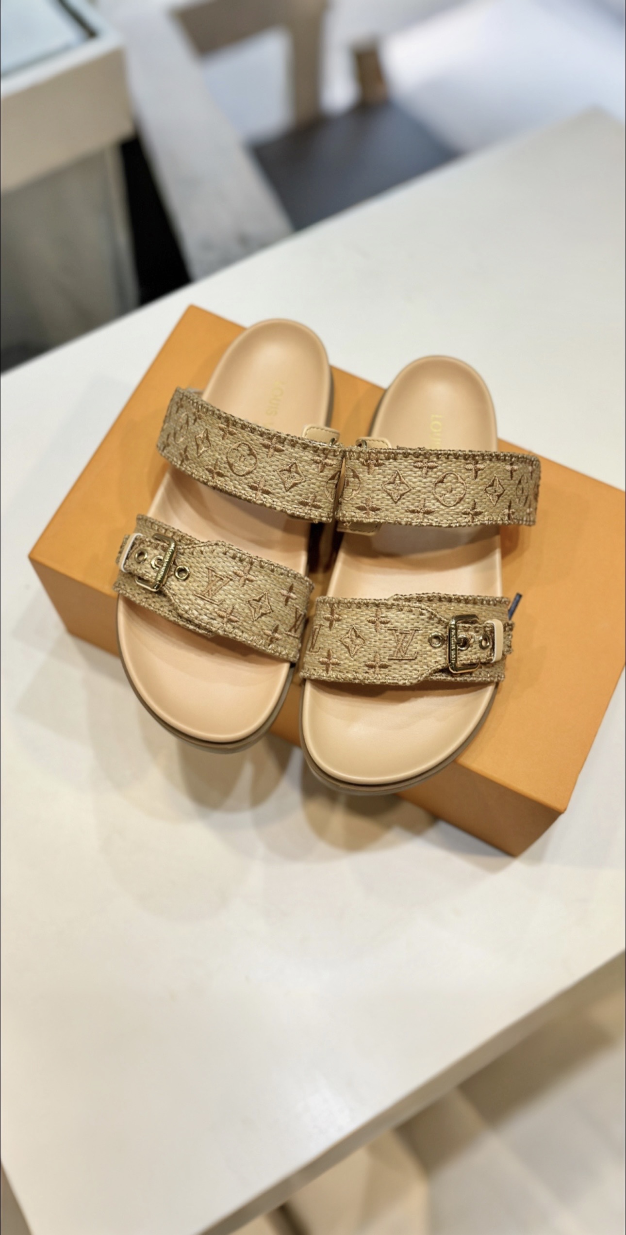 NO:408993,Brand Top original single product —————————————————————— Anti-slip, wear-resistant light wing sole, hand-woven, exquisite, fine, super white, small, super beautiful, official website of the upper, same color, origin, Australia, Europe or the United States, genuine size 35-42, slippers, slippers19860909馿牌 顶级原单货 —————————————  防滑耐磨的轻翼大底,手工编织 精美 精细 上脚超显白 显小 超美哒 鞋面官网同色 原产地澳大利亚、欧洲或美国 正品尺码35-42,拖鞋,slippers,Women's Shoes