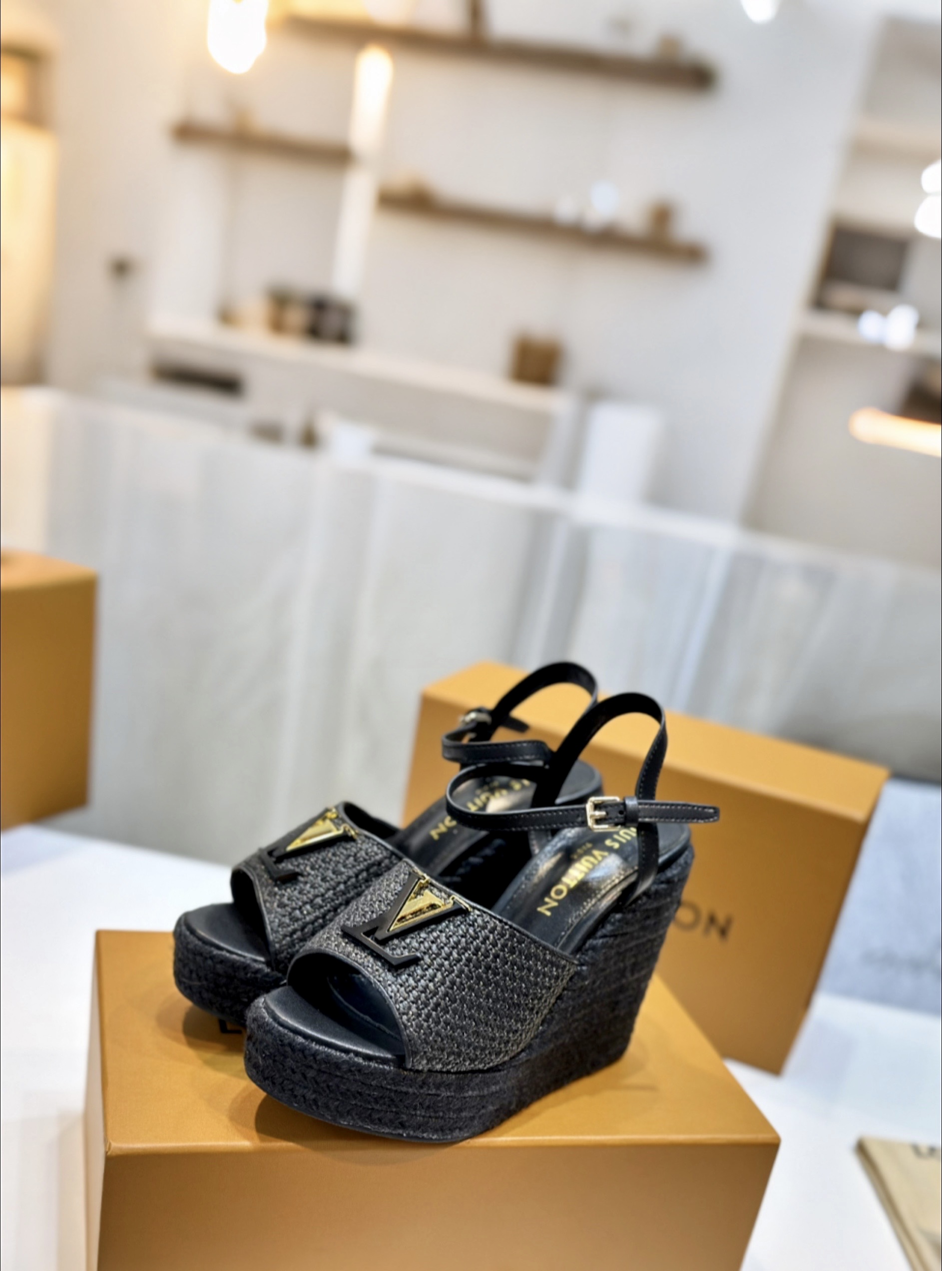 NO:467112,The latest VUITTON LOUI.大家中国￣￣￣￣￣￣￣Original outsole ★Premium version ★Original development Exclusive model opening ★Size 35/42, sandals, louis vuitton, sandals19860909最新款VUITTON LOUI .馿家系列￣￣￣￣￣ 原版大底 ★顶级版本  ★原版开发 独家开模 ★码数35/42,凉鞋,louis vuitton,sandals,Women's Shoes