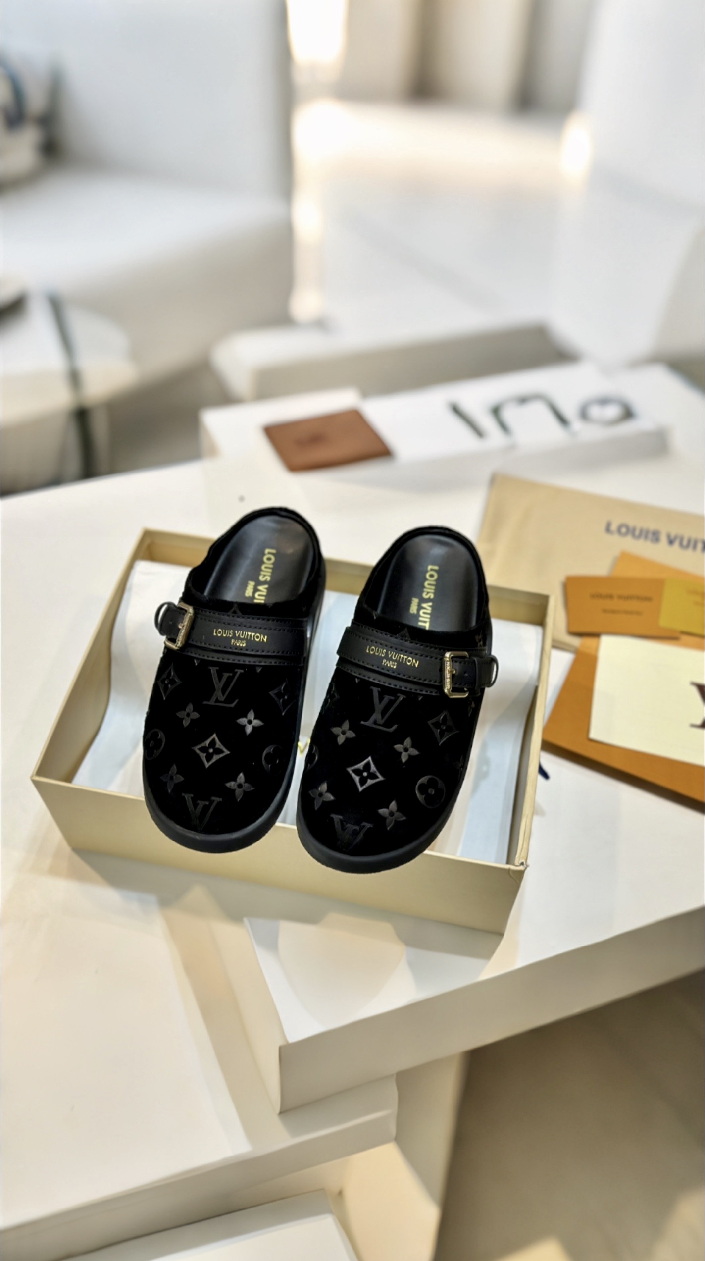 NO:409014,The latest model of the market top version louisvuitt…on fw.new arrival~ L…v aspen water table slippers L’s latest slippers new product classic monogram presbyterian embossed suede upper, foam material, thickened sole table comfort full score Full score for heightening effect inner sheepskin size 35-41, semi-drag, louis vuitton, louis vuitton, louis vuitton, louis vuitton, louis vuitton, slippers, sheepskin, chamois leather19860909驴家最新款 市场顶级版本 louisvuitt…on fw.new arrival～ L…v aspen 水台拖鞋 L家最新拖鞋新品 经典monogram老花压印麂皮鞋面,发泡材质,加厚底台舒适度满分 增高效果满分 内里 羊皮 size 35-41,半拖,louis vuitton,louis vuitton,louis vuitton,louis vuitton,slippers,sheepskin,chamois leather,Women's Shoes