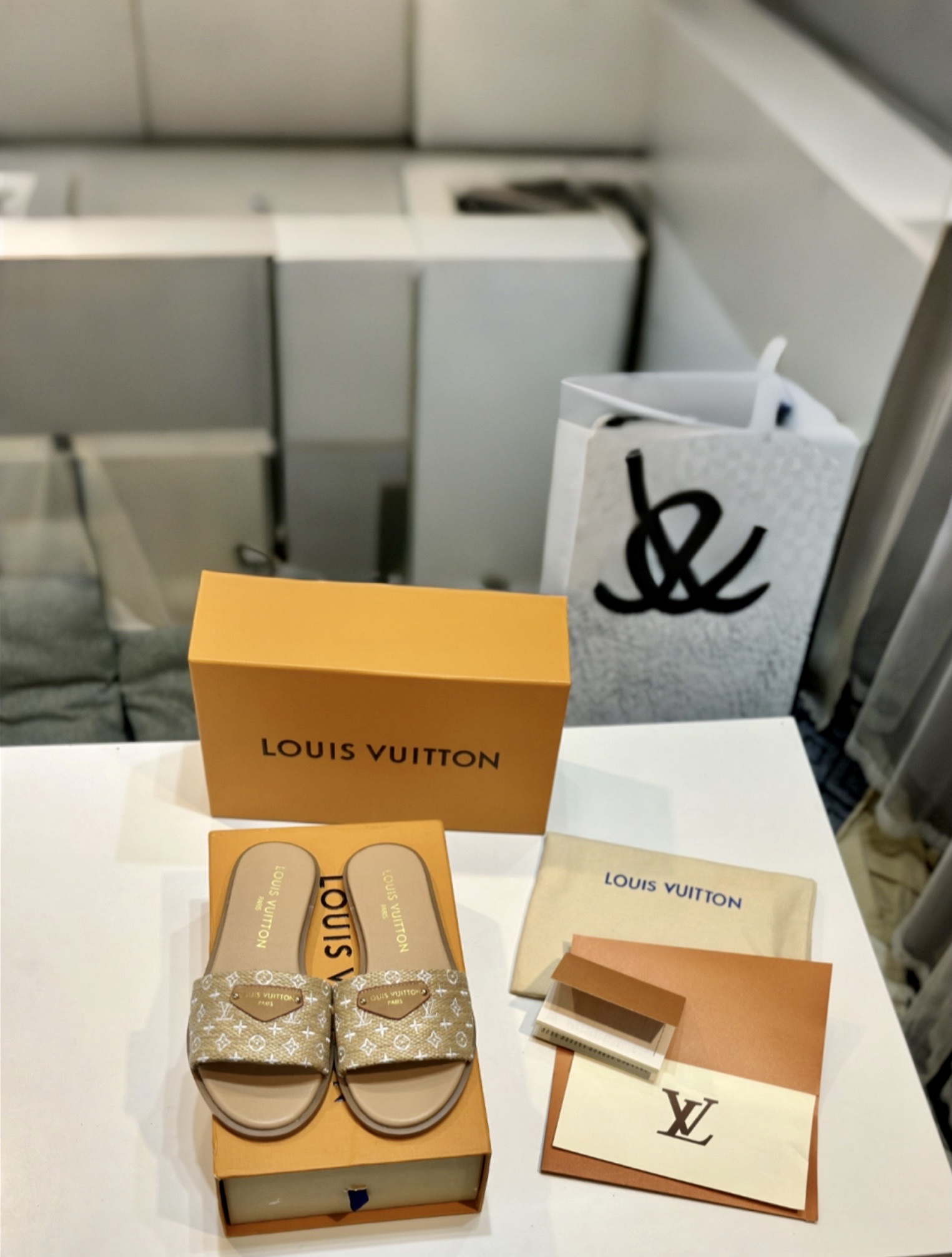 NO:409028,The latest new product is on the market Top version Rubber sole Pp Double-layer genuine leather sole LOUIS VUITTON | Super easy to match and slim leg artifact. Full of vitality and comfortable and elegant footwear. Original material. High-end sheepskin inside (soft and comfortable) foot pads. High elastic latex foot pads. ■ Original sole outsole ●Original packaging. ■ Size 35-42, slippers, louis vuitton, slippers, sheepskin19860909最新新品上市 顶级版本 橡胶底Pp 双层真皮底 LOUIS VUITTON | 超级好搭瘦腿神器 脚感活力十足,上脚舒适优雅 面料原版材料 内里高档羊皮里（柔软舒适） 垫脚高弹乳胶垫脚 ■ 鞋底原版大底  ●原版包装 ■码数35-42,拖鞋,louis vuitton,slippers,sheepskin,Women's Shoes