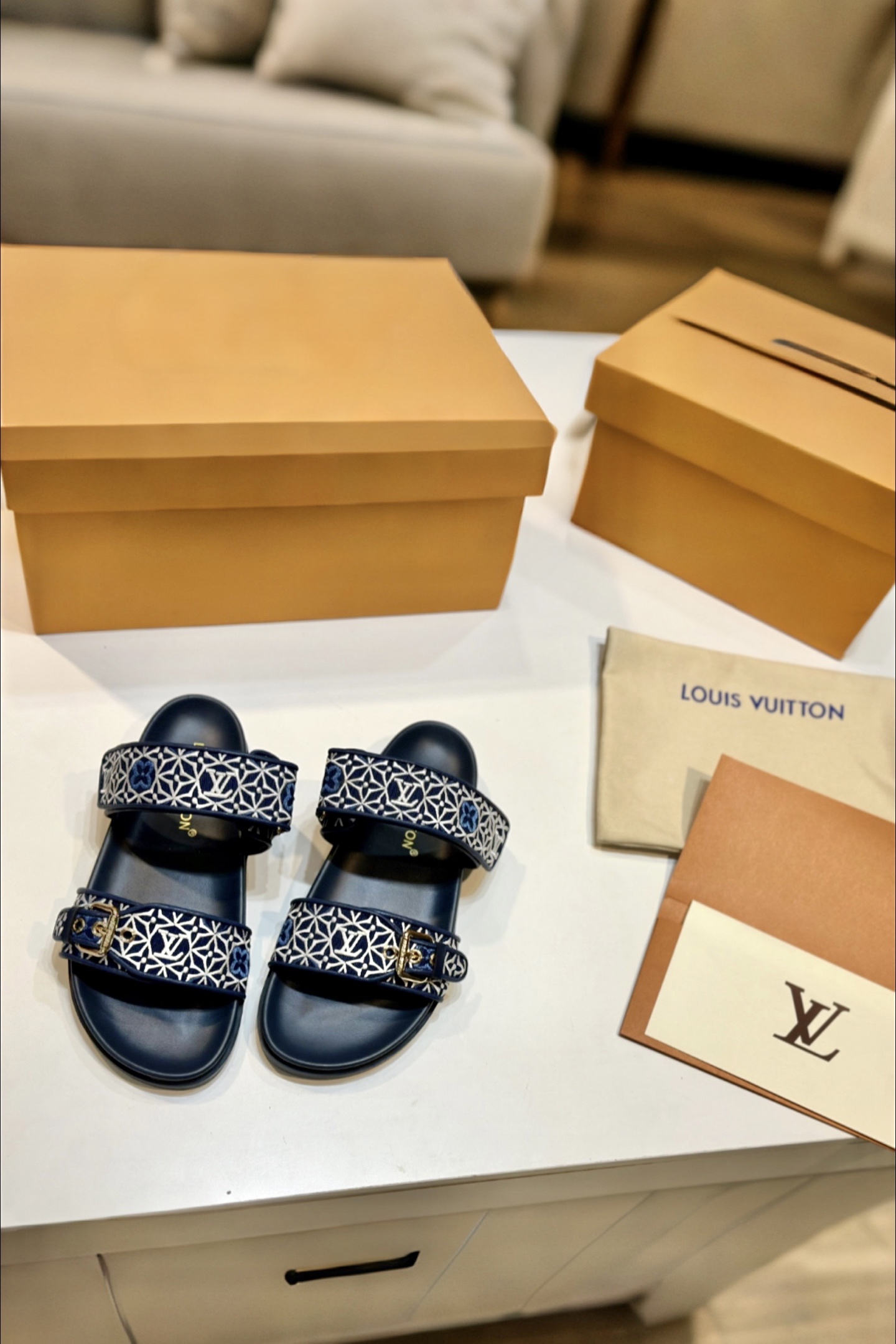 NO:411263,Donkey Series) 2025 latest model--LOUIS VUITTON | Louis Vuitton Latest Fashionable and Casual Semi-slippers ~ Purchase-Agent Newest Fashionable Products in the Season Many bloggers have planted grass, purchased the original model to customize molds, weaving technology, exquisite electric embroidery, exquisite LV letter craftsmanship and hardware logo, hollow combination design and applied linguistics master's professional research is very versatile and fashionable and casual outfit, comfortable to wear, and you will keep it yourself!  The original upper material of the inner lining is standard code of the inner lining, exclusive original mold opening, clear log number of 35-42 Packaging original packaging, slippers, louis vuitton, louis vuitton, louis vuitton, louis vuitton, louis vuitton, louis vuitton, louis vuitton, louis vuitton, louis vuitton, slippers19860909驴家系列） 2025最新款-- LOUIS VUITTON | 路易威登 最新时尚休闲半拖鞋～代购级当季最新潮品 众多博主纷纷种草,入购原版开模定制,编织工艺 电绣精美 精致 LV字母工艺配上五金大logo,镂空组合设计与应用语言学硕士专业研究非常百搭时尚休闲穿搭,上脚舒适 自留推荐！ 鞋面原版材料 内里原版内里标准码 垫脚独家原版开模清晰log 码数35-42 包装原版包装,拖鞋,louis vuitton,louis vuitton,louis vuitton,louis vuitton,louis vuitton,slippers,Women's Shoes