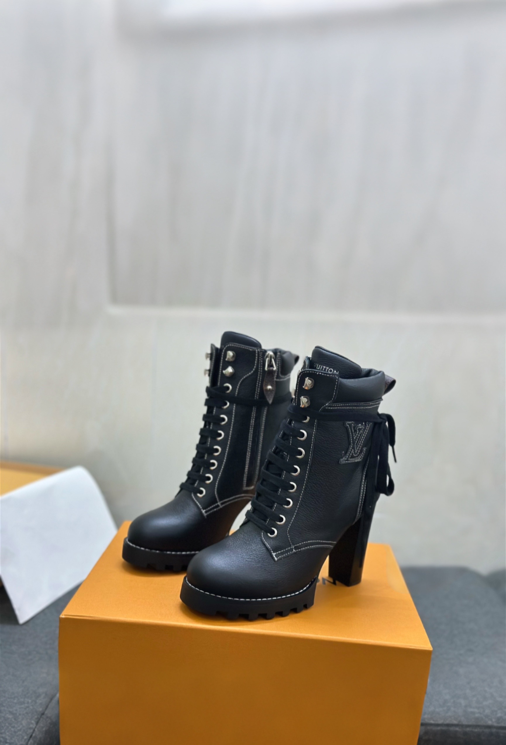 NO:545317,【High-end boutique version】 Louis Vuitton, Louis Vuitton, new catwalk style, high-end customization, 11-call replica, major celebrity catwalk style, century-old classic, comfortable to put on, paired with Louis Vuitton logo embossed leather label and wear-resistant leather outsole. ■ Fabric calfskin ■ Inner sheepskin. ■ Size 35-41 ■, boots, louis vuitton, louis vuitton, boots, cowhide, sheepskin19860909【高端精品版】Louis Vuitton路易威登 走秀新款 高端定制 11刻复 各大明星网红走秀款,百年经典 上脚舒适 搭配路易威登标识压纹皮革标签和耐磨皮革外底. ■面料小牛皮 ■内里羊皮. ■码数35一41 ■,靴子,louis vuitton,louis vuitton,boots,cowhide,sheepskin,Women's Shoes