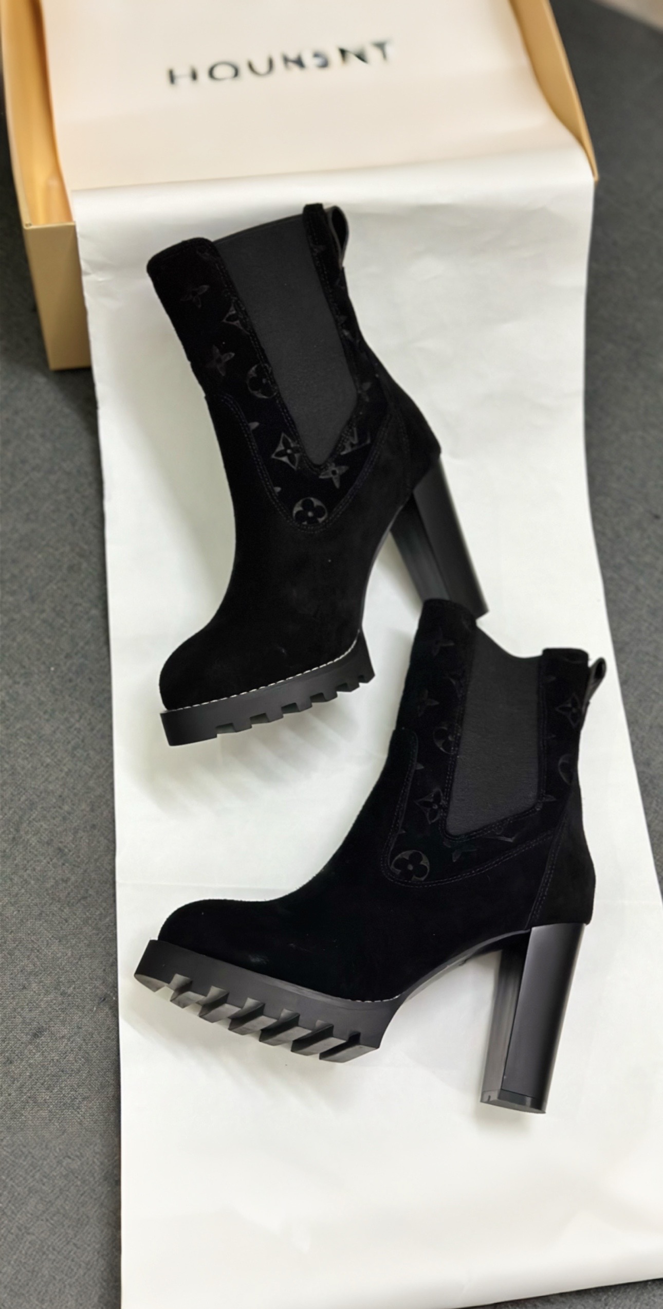 NO:545310,【High-end boutique version】 Louis Vuitton, Louis Vuitton, new catwalk style, high-end customization, 11-call replica, major celebrity catwalk style, century-old classic, comfortable to put on, paired with Louis Vuitton logo embossed leather label and wear-resistant leather outsole. ■ Fabric calfskin ■ Inner sheepskin. ■ Size 35-41 ■, boots, louis vuitton, louis vuitton, boots, cowhide, sheepskin19860909【高端精品版】Louis Vuitton路易威登 走秀新款 高端定制 11刻复 各大明星网红走秀款,百年经典 上脚舒适 搭配路易威登标识压纹皮革标签和耐磨皮革外底. ■面料小牛皮 ■内里羊皮. ■码数35一41 ■,靴子,louis vuitton,louis vuitton,boots,cowhide,sheepskin,Women's Shoes