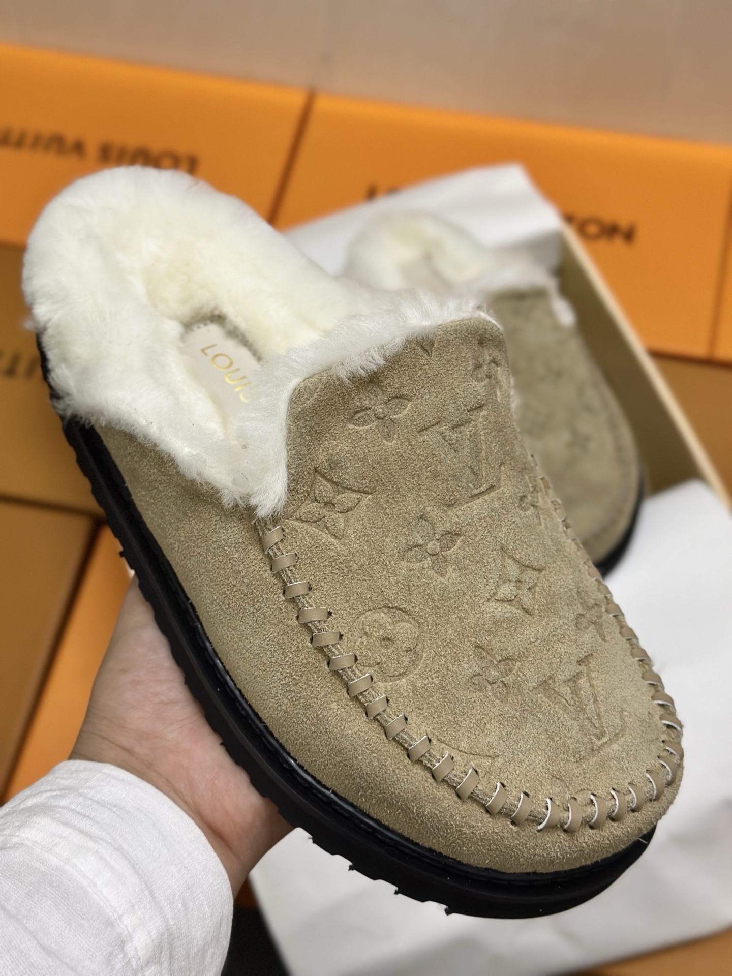 NO:653487,LV Louis Vuitton's new autumn and winter work | The sense of luxury starts from the toes. LV FW24 new furry mops are finally here!  Classic craftsmanship outlines the brand logo, and every stitch is luxury craftsmanship. The upper is made of top-grade suede cowhide, and three-dimensional embossed letters interpret low-key luxury. The Australian wool lining is as warm as a hug. Pair it with denim shorts or lazy knitting to instantly elongate your body proportions, and reveal an aura that cannot be ignored in its gentleness. 'Fashion is an invisible statement' This pair of shoes knows how to speak for you. #LouisVuitton #LV新 #秋 Winter Must Enter #luxury wear  #Ambience item Imported high-end frosted/cowhide upper, original wear-resistant outsole, imported real wool lining, code number 35-42, semi-furry shoes, louis vuitton, louis vuitton, shorts, cowhide19860909LV路易威登秋冬新作 | 高级感从足尖开始 LV FW24全新毛毛拖终于来了！ 经典工艺勾勒品牌标识, 每一针都是奢侈品的匠心 鞋面采用顶级绒面牛皮, 立体压纹字母诠释低调奢华. 内里澳洲羊毛, 保暖度堪比拥抱 搭配牛仔短裤或慵懒针织, 瞬间拉长身形比例, 温柔中透出不容忽视的气场. 「时尚是隐形的宣言」 这双鞋便懂得如何替你说话. #路易威登 #LV新款 #秋冬必入 #奢侈品穿搭 #氛围感单品 鞋面进口高端 磨砂/牛皮 大底原版耐磨大底 内里进口真羊毛 码数35-42,半拖毛毛鞋,louis vuitton,louis vuitton,shorts,cowhide,Women's Shoes