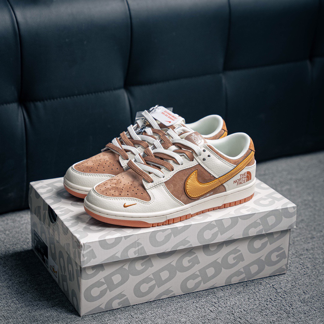 NO:170204,nike dunk full set of original last and original molds to create a perfect fit. Exclusive original aerospace aluminium grinding tool polished sole. Extremely restored toe slope. Unsolved shoe type. Original box. In-ring ceiling technology. Original punching knife. Ultra high cleanliness. Full shoe zero-broken leather cutting. Article number dm6868 020 Size 36 37 37.5 38 38.5 39 40 40.5 41 42 42.5 43 44 45, casual shoes/sports shoes, sneakers19860909nike dunk 全套原楦原模倾力打造完美版型 独家原厂航空铝磨具打磨大底 鞋头坡度极致还原 无解鞋型 原盒原配 圈内天花板工艺 原厂冲刀 超高清洁度 全鞋零毛边皮料切割 货号dm6868 020 尺码36 37 37.5 38 38.5 39 40 40.5 41 42 42.5 43 44 45,休闲鞋/运动鞋,sneakers,Women's Shoes