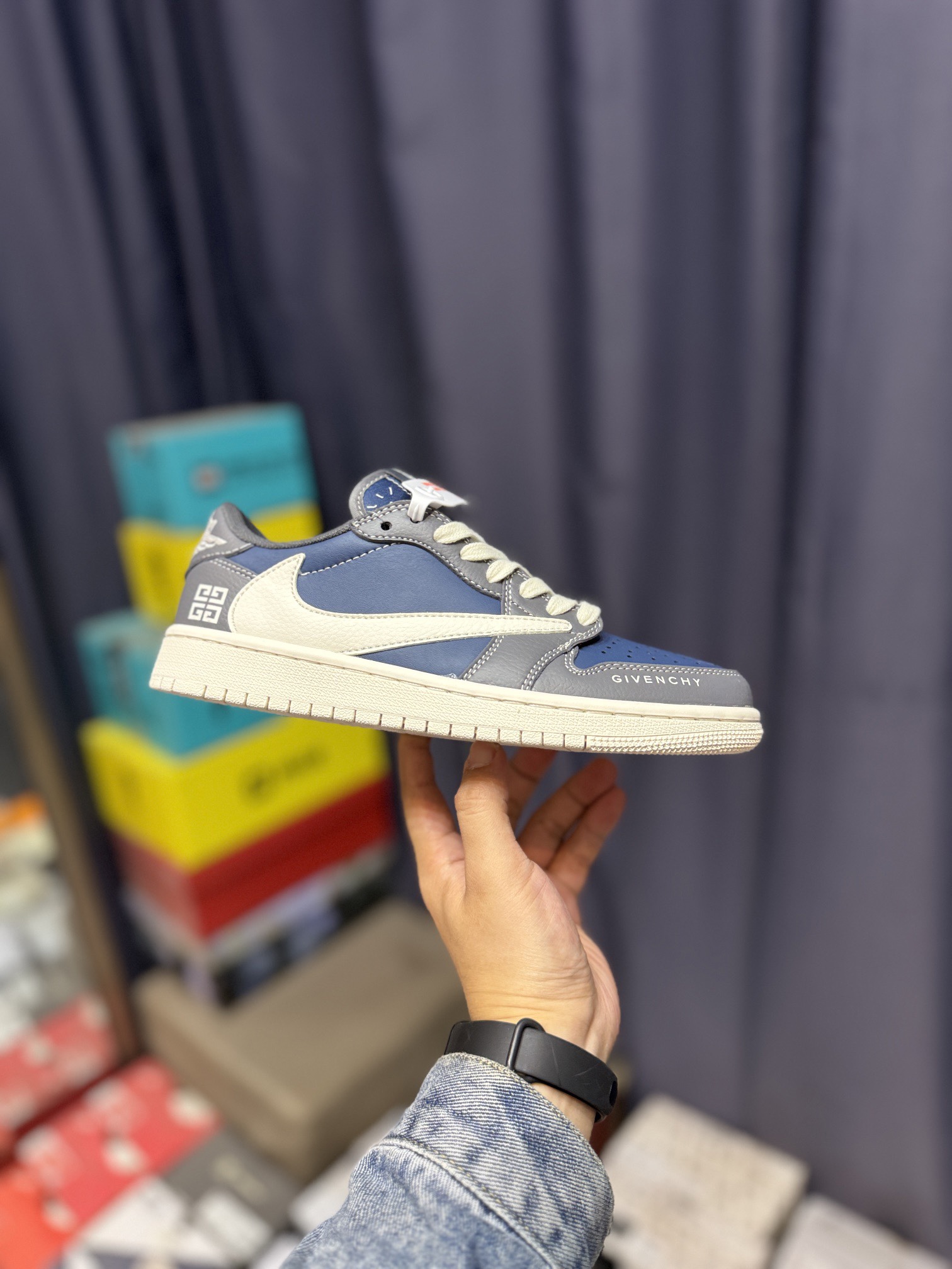 NO:170223,fraent x travis scott x given air 1 low three-party joint barbs cost-effective original box shipped. The new three-party joint low-top barb upper continues the black toe design. The whole pair of shoes is made of full lychee leather, with white 