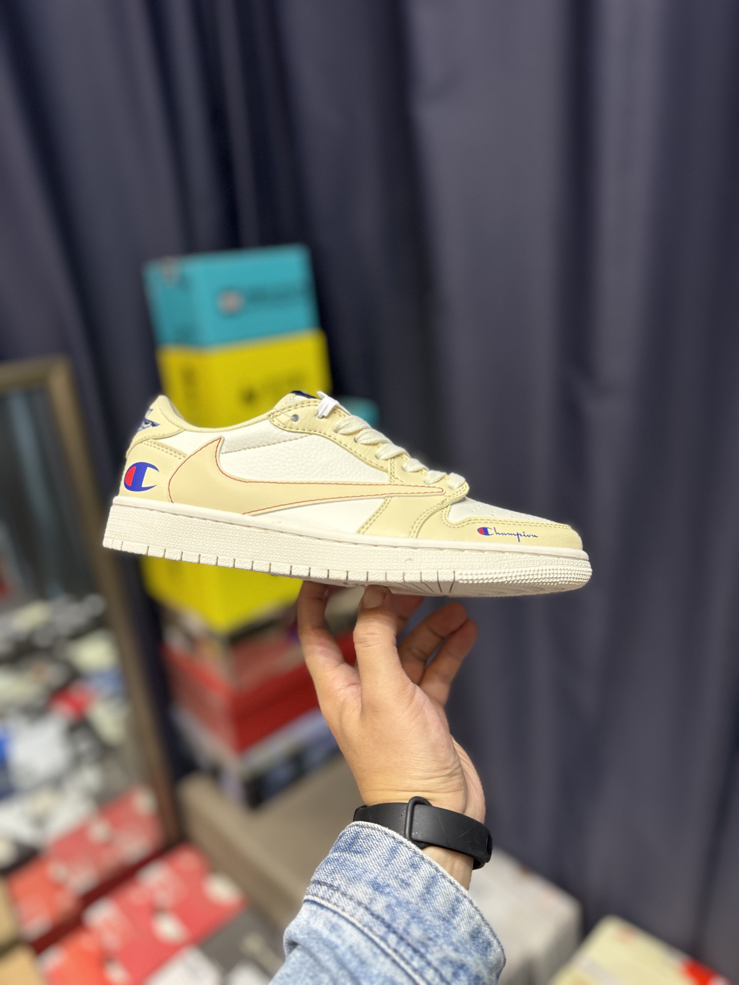 NO:170230,fraent x travis scott x air 1 low three-party joint barbs cost-effective original box shipped. The new three-party joint low-top barb upper continues the black toe design. The whole pair of shoes is made of full lychee leather, with white 