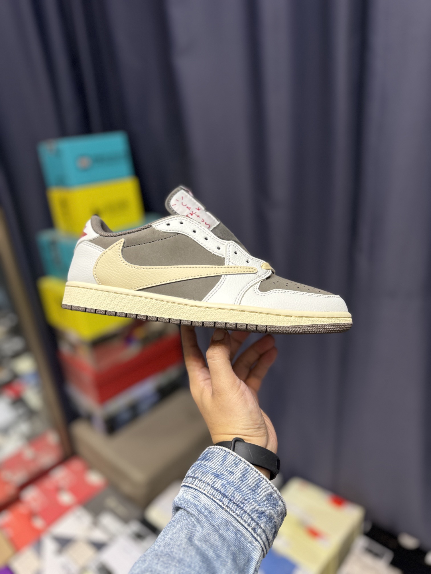 NO:170234,travis scott x air 1 low ts joint barb low top series, no doubt the middle-end king of the market, a masterpiece that took half a year, a complete set of original cardboard lasts to ensure original flavor, perfect barb pattern, original file transfer ink integrated, Dongguan original abrasive tool outsole exclusive size 35.5 48.5 One size and one abrasive tool refuse to fake half-code This version is only for the mid-range market, leather material has been replaced, data details and process flow is consistent, never talkative, original box original, outer box transparent gel sleeve, inner font, neat with concave and convex feeling, original factory pulling technology, consistent needle density, heel curvature closing naturally not half-fold, ultimately authentic feeling, imported glass punching knife leather cut zero breasts, promise 100% consistent original shoes, full shoes, computer needle car technology, imported port treasure blessing, natural full heel  Full shoe fluorescent marking points, pursuing the ultimate perfection, each pair is a handicraft, multiple qc quality inspection, quality control standards that exceed the company's goods, real inspection-free products size40-47.5, casual shoes/sports shoes, sneakers19860909travis scott x air 1 low ts联名倒钩低帮系列 毫无疑问市场中端王者 耗时半年巨作 全套原纸板楦头开发 确保原汁原味 完美呈现倒钩版型 原档案转印油墨一体 东莞原厂磨具大底独家尺码35.5 48.5 一码一磨具拒绝假半码 此版本只针对中端市场 皮料材质有所更替 数据细节工艺流程均保持一致 绝不口嗨 原盒原配 外盒透明胶套 内侧字体 工整带凹凸感 原厂拉帮工艺 针距密度一致 后跟弧度收口自然不对折 极致一眼正品既视感 进口玻璃冲刀皮料裁剪零毛边 承诺百分百一致原鞋 全鞋电脑针车工艺 进口港宝加持 后跟自然饱满 全鞋荧光划线卡点 追求极致完美 每一双都是工艺品 多重qc质检 超越公司货的品控标准 实实在在的免检产品 size40-47.5,休闲鞋/运动鞋,sneakers,Women's Shoes