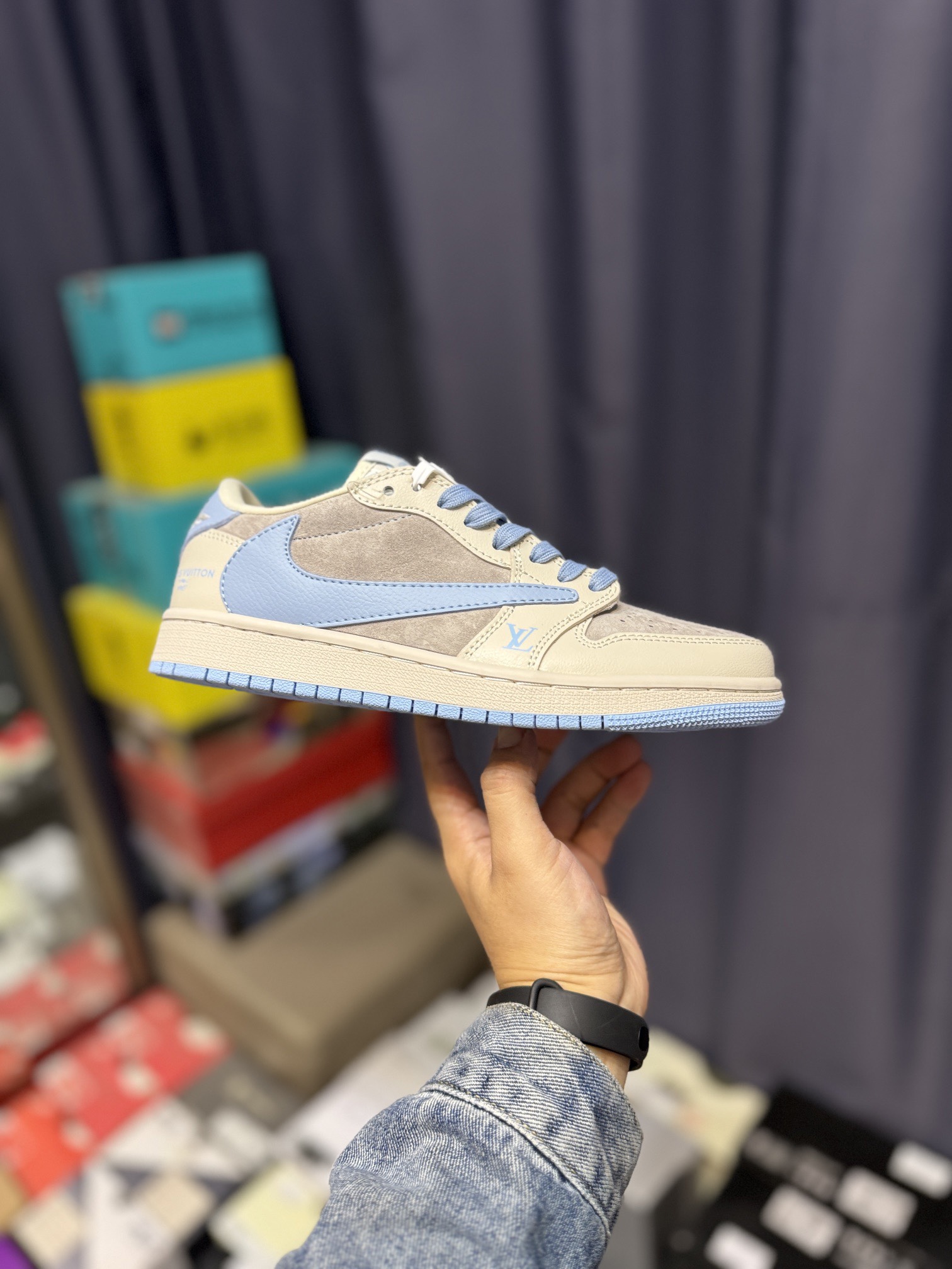 NO:170240,travis scott x fraent design x air 1 low og sp 31 Qiao 1 joint brand blue pig eight low top cultural casual board shoes #multi-party joint cooperation combines travis scott's unique musical style, Fujiwara Hiroshi's personal design style and classic elements of the brand make it a pair of shoes with unique identity and value. The fresh and three-dimensional appearance and joint logo highlight its unique identity. This color scheme shows vitality and fashion sense. Visually eye-catching. The texture and delicate details of the shoe body make it look high-end and full of style. This 