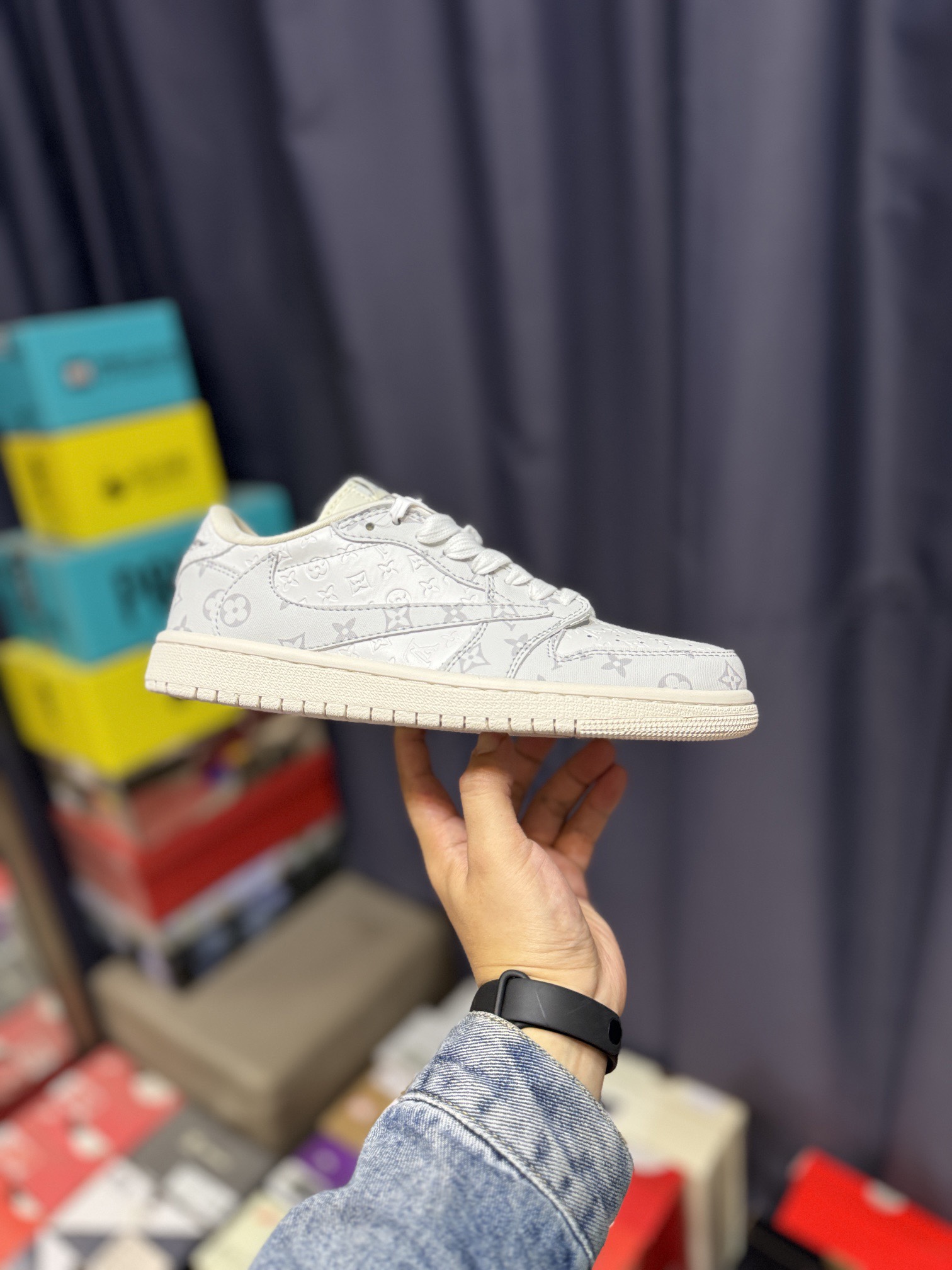 NO:170276,travis scott x fraent design x air 1 low og sp 31 Joe 1 joint low-top cultural casual board shoes #multi-party joint cooperation combines travis scott's unique musical style, Fujiwara Hiroshi's personalized design style and classic elements of the brand make it a pair of shoes with unique identity and value. The fresh and three-dimensional appearance and joint logo highlight its unique identity. This color scheme shows vitality and fashion sense. Visually eye-catching. The texture and delicate details of the shoe body make it look high-end and full of style. This 