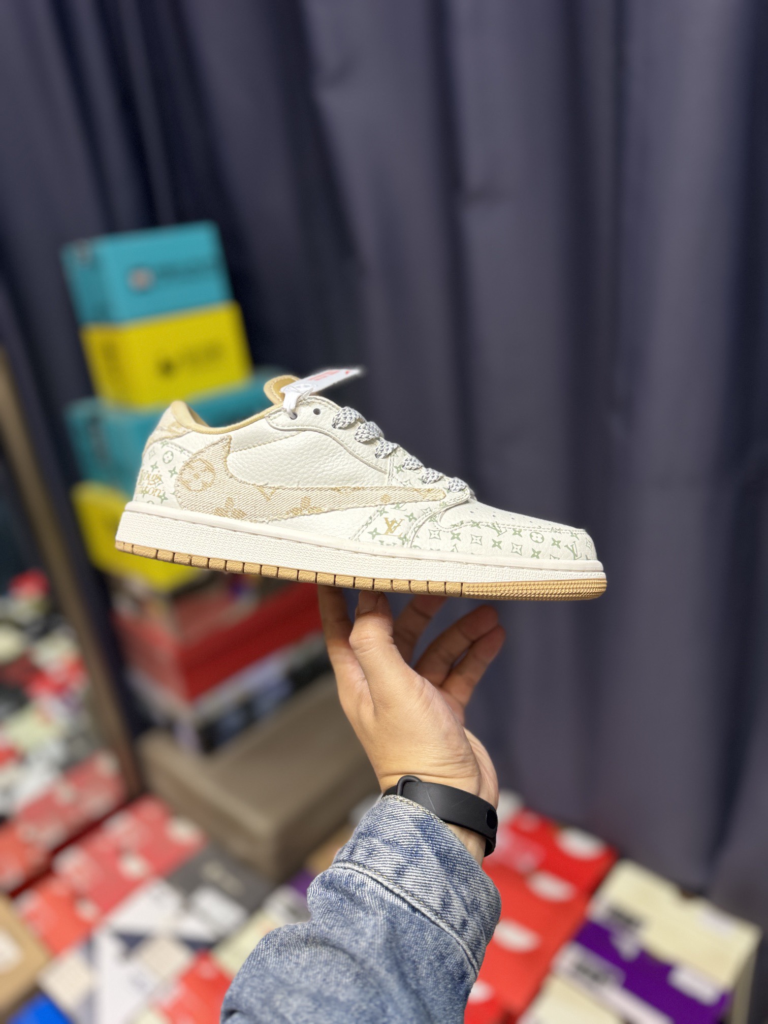 NO:170244,travis scott x fraent design x air 1 low og sp 31 Joe 1 joint brand light cafe print low top cultural casual board shoes #multi-party joint cooperation combines travis scott's unique musical style, Fujiwara Hiroshi's personal design style and classic elements of the brand make it a pair of shoes with unique identity and value. The fresh and three-dimensional appearance and joint logo highlight their unique identity. This color scheme shows vitality and fashion sense. Visually eye-catching The texture and delicate details of the shoe body make it look high-end and full of style. This 