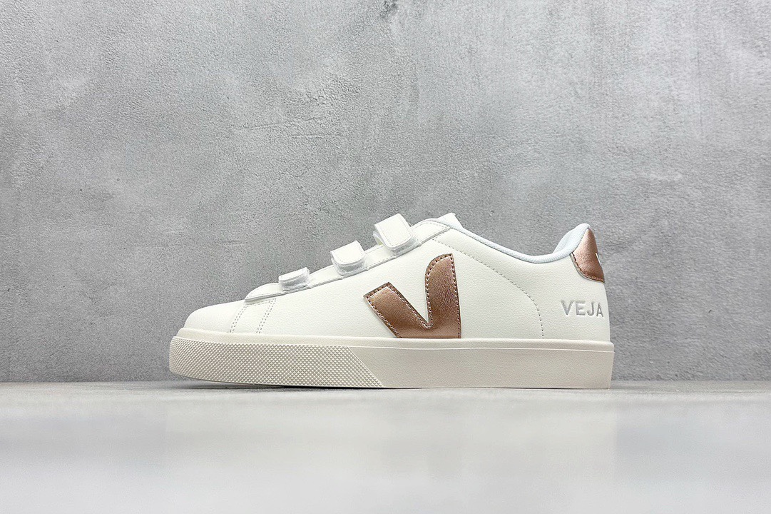 NO:230612,veja leather extra sneakers classic Velcro French national v-font classic white board shoes #ins hot products Street photography frequently on photogenic Spring and summer simple and versatile style Full-length imported cowhide Comfortable leather lining Guangdong factory High-end main color series is being sold on the entire network The sales channels are roughly purchased by purchasing channels Size 36-45, casual shoes/sports shoes, sneakers, cowhide19860909veja leather extra sneakers 经典魔术贴 法国国民v字经典小白板鞋 #ins爆款 街拍频繁上镜 春季入夏简约百搭款 全头层进口牛皮 舒适面革内里 广东厂 高端主打色系全网热销中 所售渠道大致由代购渠道 尺码36-45,休闲鞋/运动鞋,sneakers,cowhide,Women's Shoes