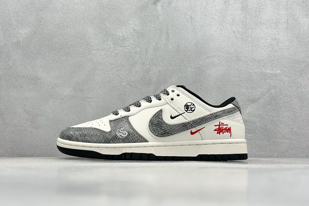 NO:230536,nike sb dunk low x sssy Snake Year Limited White gray hooks full of stars Production from Pure Original Factory Highly recommended Original head layer material Exclusive version distillation processing brings better visual and foot experience Large factory pure original quality shipment Cleanliness Electric embroidery process Clean cut without any burrs Perfect details Size 36 36.5 37.5 38 38.5 39 40 40.5 41 42 42.5 43 44 44.5 45, casual shoes/sports shoes, sneakers19860909nike sb dunk low x stussy 蛇年限定 白灰小钩满天星 纯原大厂出品 极力推荐 原装头层材料 独家版型蒸餾加工 帶來的是更好的视觉和脚感体验 大厂纯原品质出货 清洁度 电绣工艺 皮料切割干净无任何毛边 细节完美 尺码36 36.5 37.5 38 38.5 39 40 40.5 41 42 42.5 43 44 44.5 45,休闲鞋/运动鞋,sneakers,Women's Shoes