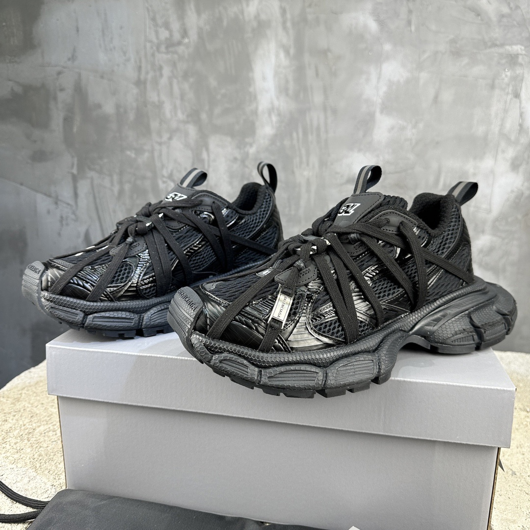 NO:223693,Lace model Nine generations Latest popular 3xl sneaker series Couple model Casual dad shoes Sports shoes Original purchase and development Making goods 3xl sneaker The overall shoe shape draws on the creative ideas of two shoe shapes, Tra and Runner, which is equivalent to removing the outer frame of the tra shoe body and inheriting the streamlined shape of runner and tra flat toe. A pair of tied shoelaces are added to the front of the upper to serve as a concave shape. Original archive development, precise details are the official, private model combination large sole, original large box, everything is restored from the inside out Fabric: Original custom imported technology fabric   mesh Inner: Original custom breathable mesh Outsole: Original model opening ultra-light md combination rubber sole Sole thickness: 5cm Size 35-46, dad shoes, sneakers19860909绑带款 九代 最新爆款3xl sneaker系列 情侣款 休闲 老爹鞋 运动鞋 原版购入开发 做货 3xl sneaker 整体鞋型汲取了 tra和 runner两款鞋型的创作思路 相当于把 tra鞋身的外框拆了下来 同时继承了 runner的流线造型和 tra扁平的鞋头.在鞋面前段另加了一副绑着的的鞋带 用作凹造型.原厂档案开发,细节精准对位官方,私模组合大底原装大盒,从里到外一切还原官方配 面料: 原版定制进口科技面料 网面 内里: 原版定制透气网里 大底: 原版开模超轻md组合橡胶底 底厚: 5cm 尺码35-46,老爹鞋,sneakers,Women's Shoes