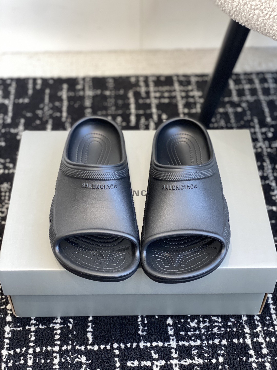 NO:240133,Balenciaga x Crocs·Balenciaga x Crocs co-branded model 2025ss new model thick-soled sponge slippers sandals beach shoes top version original version purchased and developed for products This Balenciaga slipper is a new dark horse item for spring 2025. Fashion bloggers at home and abroad have been on the show, and are popular on social platforms at home and abroad. Fashion experts must buy!  The whole shoe is made of imported EVA rubber and plastic, with a shaking, anti-slip thick sole, and a heavy money to open the mold. It has ingenious craftsmanship and precise restoration of every detail!  Original custom imported EVA integrated molding, inner lining, original sole open mold rubber foam material, sole thickness is about 6cm, size 35-40, slippers, balenciaga, balenciaga, sandals, slippers19860909Balenciaga x Crocs·巴黎世家 x 卡骆驰联名款 2025ss新款 厚底松糕拖鞋凉鞋沙滩鞋 顶级版本原版购入开发做货 此款巴黎世家拖鞋,是2025春季新款黑马单品,海内外时尚博主纷纷上脚大秀,火遍海内外社交平台,时尚达人必入款！整鞋采用进口EVA橡塑,摇摇防滑厚底,重金开模打造 匠心工艺,精准还原每个细节！ 面料原版定制进口EVA一体成型 内里无内里 鞋底原版开模橡胶发泡材质 底厚约6cm 码数35-40,拖鞋,balenciaga,balenciaga,sandals,slippers,Women's Shoes