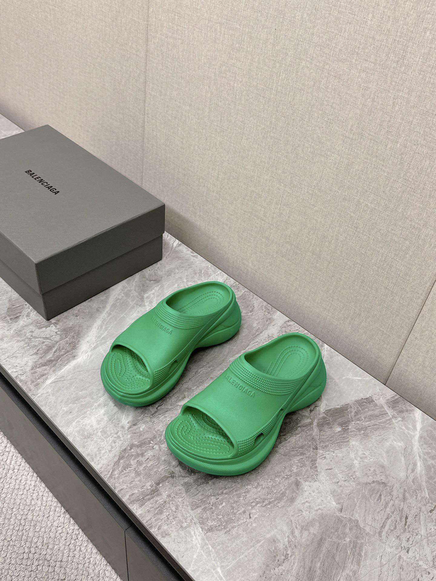 NO:240136,Balenciaga Balenciaga Spring and Summer Slippers latest series launches to explore the concept of originality and appropriation in the fashion industry, pay tribute to inheritance and classics with the new series, and use the iconic balenciaga silhouette and tire abstract sole to create humorous and harmonious new ideas, original practices, exclusive combination sole, full set of packaging, size women 35-40 [41 42 can be customized], slippers, balenciaga, balenciaga, slippers19860909balenciaga巴黎世家春夏拖鞋最新款系列推出探索时尚界对于原创与挪用的概念、以全新系列致敬传承与经典,以标志性balenciaga廓形和轮胎抽象大底,碰撞出诙谐又和谐的新创意、原版做法、独家组合大底、全套包装、码数女35-40【41 42可以定做】,拖鞋,balenciaga,balenciaga,slippers,Women's Shoes