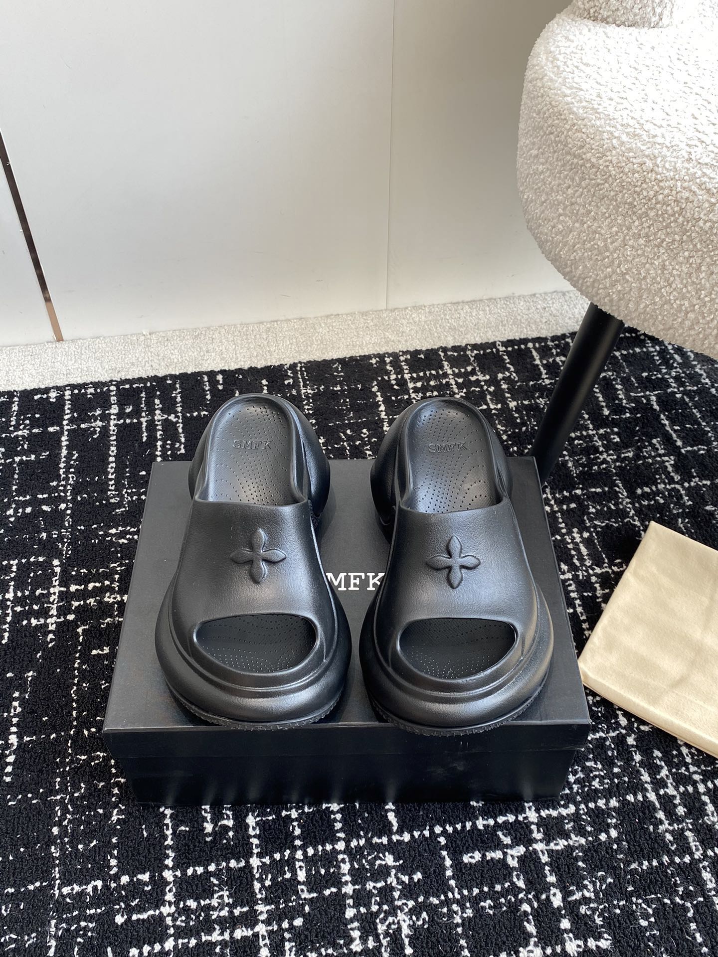 NO:240128,Heel height 7.5cm SMFK niche fashion brand hot products are unsensible and embossed with thick-soled slippers sandals. The hot products are really hard to see and the more you look at, the more you like them!  The gospel of short babies: directly extend the body proportions!  !  The shoe body is soft and comfortable, the sole is wear-resistant and non-slip - and every color is very versatile. It is really suitable for this spring and summer. The upper is original EVA integrated molding. Original rubber outsole. Heel height 7.5cm. Size35-39 (40 custom-made, no return or exchange), sponge shoes, slippers19860909跟高7.5cm SMFK小众潮牌爆款没计感浮雕一字厚底拖鞋凉拖 爆款真的是很耐看越看越喜欢！矮个子宝宝的福音 直接拉长身材比例！！ 鞋身柔软舒适,鞋底耐磨防滑-而且每个颜色都非常百搭.真的太适合这个春夏  鞋面原版EVA一体成型 原版橡胶大底 跟高7.5cm Size35-39（40定制不退换）,松糕鞋,slippers,Women's Shoes