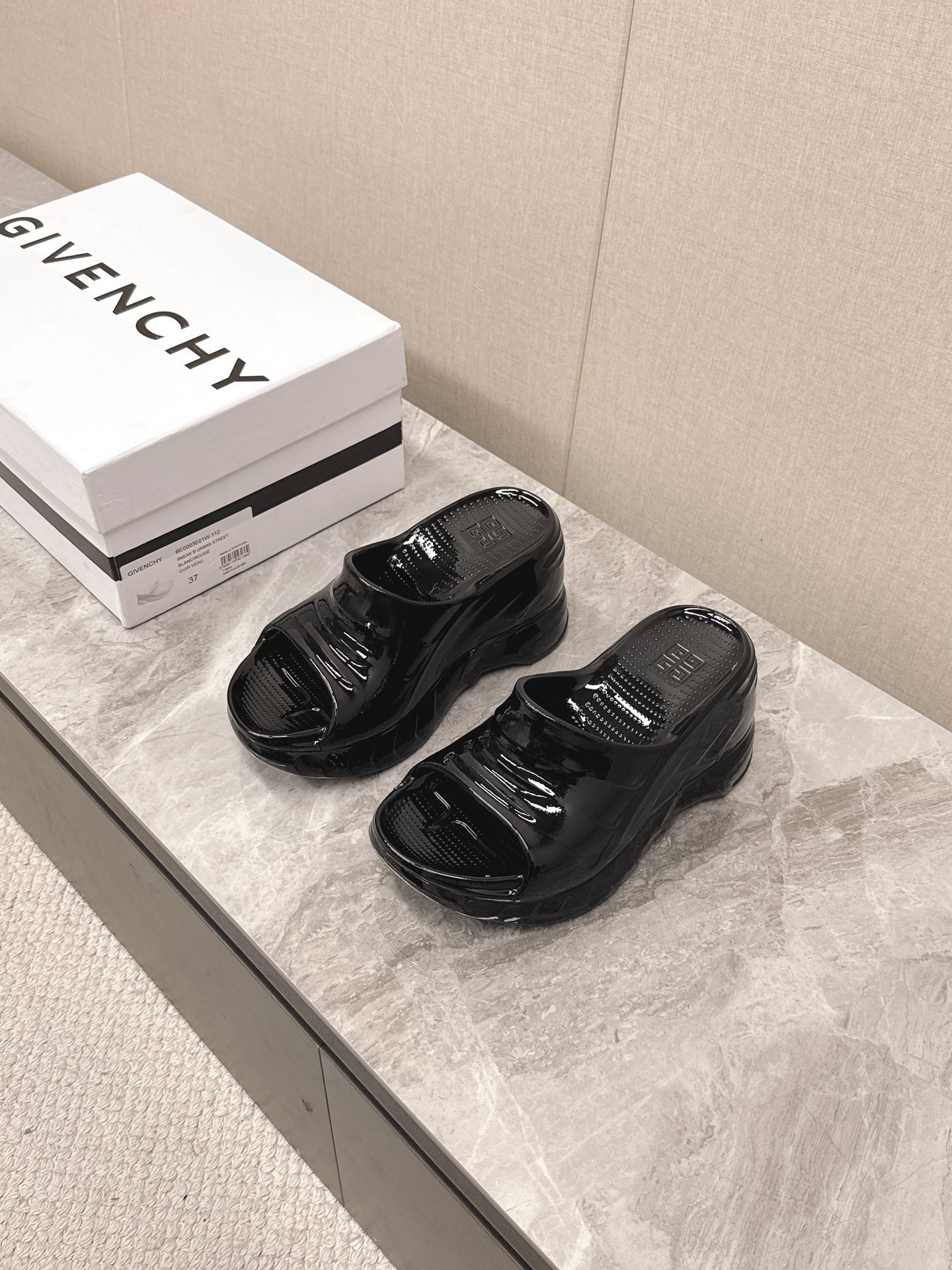 NO:240125,Givenchy gives marshmallow thick-soled heel slippers are popular all over the world. Ins bloggers have a pair of marshmallow shoes, a sensation of design!  The heels can be stretched out and the heels are designed to walk very steadily and comfortable, and can meet all occasions and outfits. The heel height is 10cm, and the height positioning is suddenly raised. TPU environmentally friendly rubber material overall glue dripping process. Size 35-40, sponge shoes, given, given, given, slippers19860909纪梵希givenchy棉花糖厚底坡跟拖鞋出圈 火爆全球 ins博主人手一双 这双marshmallow鞋,设计感巨潮！可拉长腿部线条坡跟设计走起来很稳 又有舒适度 可满足各种场合与穿搭.跟高10cm 一下子拉高身高定位 tpu环保橡胶材质整体滴胶工艺 码数35-40,松糕鞋,givenchy,givenchy,slippers,Women's Shoes