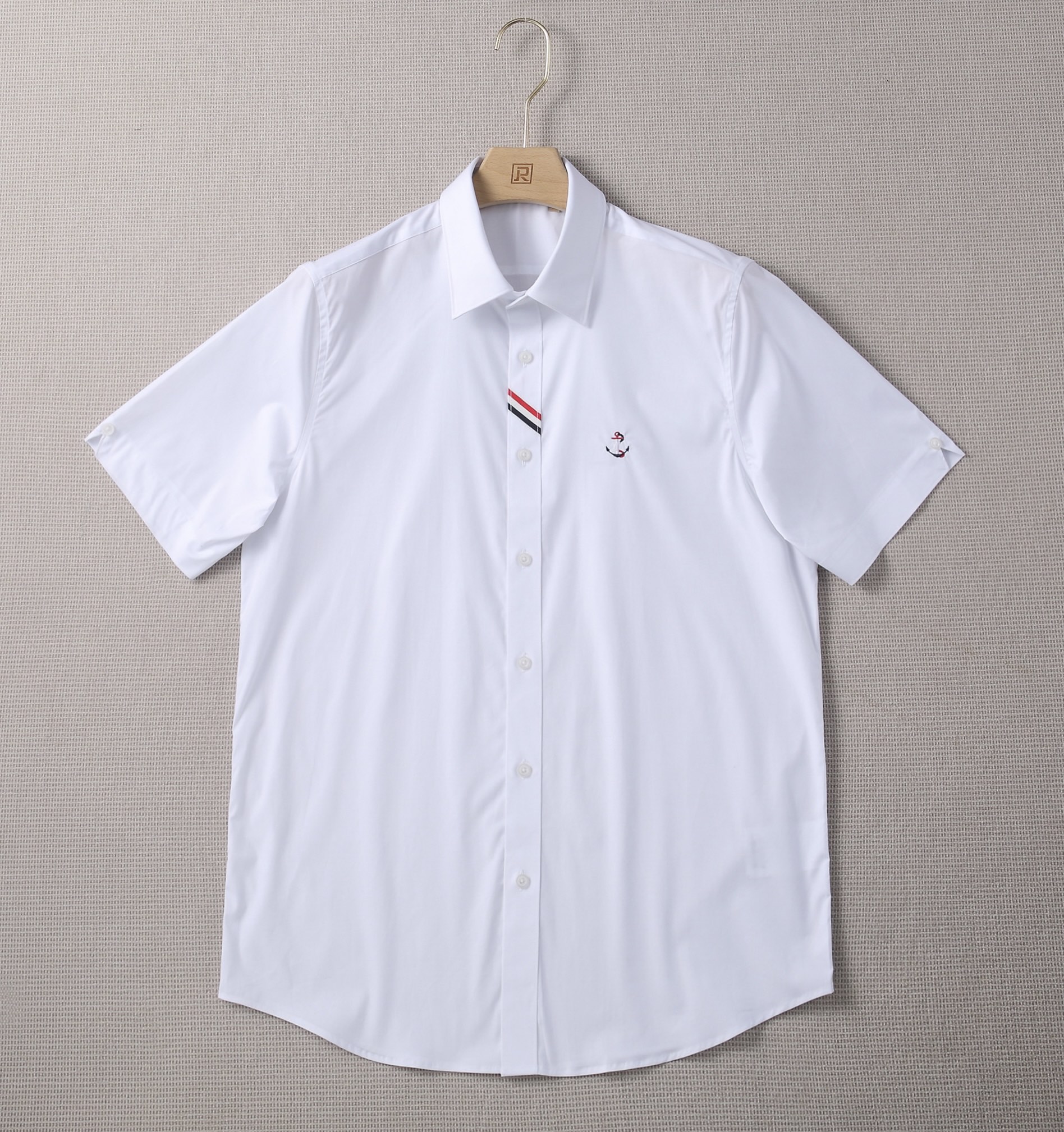 NO:844534,TB/Tom Brown spring and summer fashion short-sleeved shirt!  The high-end fashion aesthetic design combined with the three-dimensional cutting version makes the wear more comfortable and ornamental. The top-grade Swiss ALUMO company imported 100 high-count pure cotton elastic fabric is selected for its excellent texture and comfort. It has good resilience and the texture and texture reveal a sense of high-end. The selected high-quality natural resin buttons have excellent shape and gloss.  The overall form design of the design point perfectly follows Tom Brown's modern minimalist tone, interpreting urban noble fashion to the extreme. The classic red, blue and white webbing elements are cleverly embellished on the front placket and back collar. The latest anchor pattern embroidery on the front chest is a soul-like embellishment that highlights the brand's characteristics. The overall shape is clean and neat, and the upper body can easily highlight the temperament and fashion sense. It is both capable and handsome but also casual and comfortable!  The upper body effect is excellent, and it can be mixed and matched for commuting or leisure. There is no age limit. It can interpret the ultra-stylish urban elite feeling. It is a fashionable item with high controllability!  Size 39-42, size 39, shoulder width 44.6, bust 106, sleeve length 25, clothing length 76,,thom browne,shirts,T-shirt,19860909TB/汤姆*布朗春夏时装款短袖衬衫！ 高端的时尚美学设计结合立体裁剪的版型,使穿着更具舒适性和观赏性. 面料甄选的顶级瑞士ALUMO阿鲁姆公司进口100高支数纯棉弹力面料,质感与舒适度绝佳,具有良好的回弹性,肌理纹路透着高级感. 甄选的上等的天然树脂纽扣,造型和光泽感极好. 设计点整体的形态设计,完美沿袭了汤姆*布朗现代极简主义基调,将都市高贵时尚阐释到极致,经典的红蓝白织带元素,巧妙点缀于前门襟后领,前胸的最新船锚图案刺绣,属于灵魂式的点缀,凸显了品牌特质,整体的造型干净利落,上身极易凸显气质和时髦感,即干练帅气亦随性惬意！ 上身效果出色,即通勤亦休闲混搭,无年龄层次限定,可以诠释出超具型格的都市精英感,属于驾驭度极高的时髦单品！ 尺码39-42 39码 肩宽44.6 胸围106 袖长25 衣长76,,thom browne,shirts,T-shirt,,Men's clothing