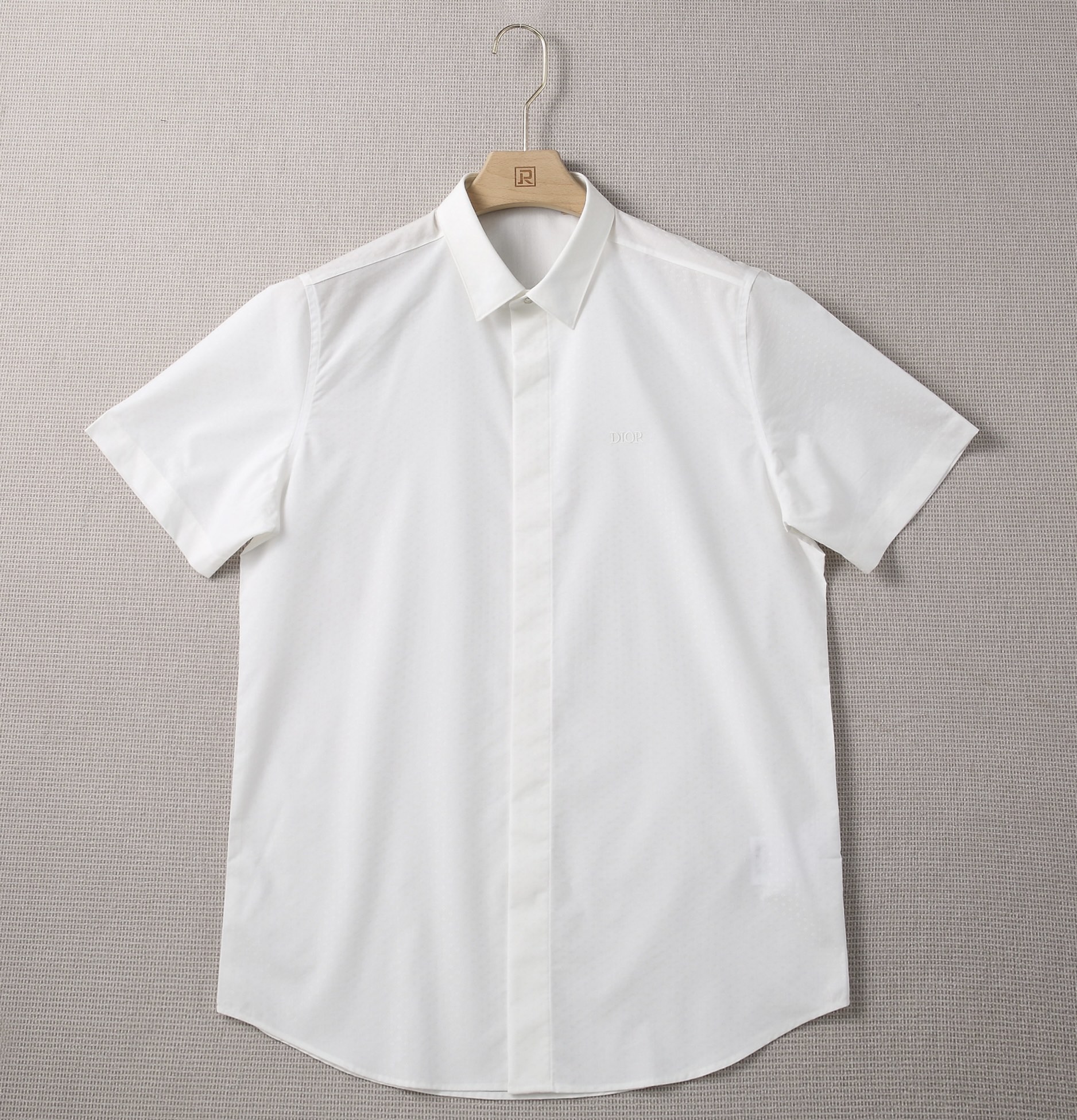 NO:844538,D's spring and summer fashion short-sleeved shirt!  The high-end fashion aesthetic design combined with the three-dimensional cutting pattern makes wearing more comfortable and ornamental. The fabric is imported 100 combed cotton cut fabric, which has excellent texture and comfort. The texture and shape are unique, very fashionable and eye-catching, and quite artistic. It is a unique type. The fabric properties are extremely comfortable and delicate, and it has unparalleled breathability. The experience is wonderful!  The buttons are natural deep-sea shell buttons, each with a unique texture and excellent luster. The neckline is made of metal buckles forged with top-notch electroplating alloy technology, with exquisite LOGO engraved on it, showing a sense of luxury. Design elements The design style continues the tone of Di*O, with contrasting embroidery on the chest and embellishment of Di*r Couture  The logo is perfectly presented with exquisite embroidery technology. It is paired with a small collar and hidden placket design, which is full of youthfulness and vitality. It enhances the sense of fashion, makes the look more advanced and fashionable, and creates a fashionable and casual look. The details are full of high-end, unique hidden placket, exquisite button embellishment, and small lapel design. It is age-reducing and fashionable, full of vitality and can easily highlight the sense of temperament. The upper body effect is smart and neat, with both style and versatility. A short-sleeved shirt with excellent wearability!  Size 39-42, size 39, shoulder width 44.6, bust 106, sleeve length 24, clothing length 76,, dior, shirts, T-shirt,19860909D家春夏时装款短袖衬衫！ 高端的时尚美学设计结合立体裁剪的版型,使穿着更具舒适性和观赏性. 面料甄选进口100精梳棉剪花面料,质感与舒适度绝佳,肌理形态别致,非常时髦且吸睛,颇具艺术感,属于独一无二的类型,面料属性极为舒适细腻,且拥有无敌的透气性,体验感妙不可言！ 纽扣为天然深海贝壳扣,每粒都有着独一无二的纹路,光泽感极好.介领口采用顶尖电镀合金工艺锻造的金属扣,上面镌刻有精美LOGO,尽显奢侈感. 设计元素设计风格延续了迪*奥的基调,胸前饰以对比鲜明的刺绣,点缀以Di*r Couture 标志,以精致的刺绣工艺完美呈现,配搭小领暗门襟设计,充满年轻态且活力感,提升了时尚感,让造型变得更具高级和时髦,打造时尚而休闲的造型. 细节之处尽显高级,独特的暗门襟,精致纽扣点缀,搭配小翻领设计,减龄又时髦,充满活力且极易凸显出气质感,上身效果干练利落,型格兼具,百搭实穿性极好的一款短袖衬衫！ 尺码39-42 39码 肩宽44.6 胸围106 袖长24 衣长76,,dior,shirts,T-shirt,,Men's clothing