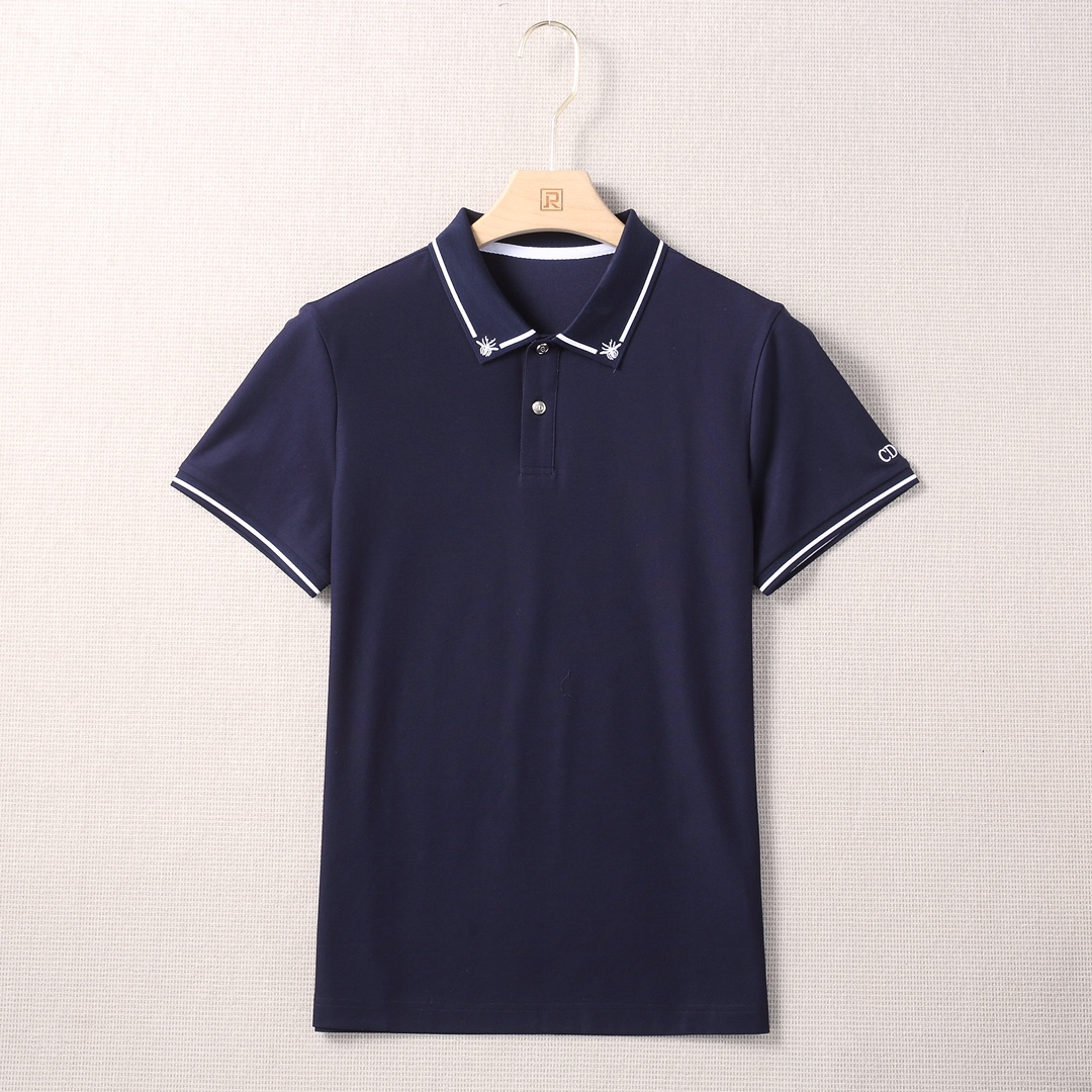NO:836624,D's spring and summer fashion short-sleeved mercerized pearl cotton polo POLO shirt!  The fabrics are selected from high-end imported custom-woven pique fabrics, custom-woven and dyed in the old-fashioned workshop's ready-to-wear process. It is an extremely luxurious and special material. The fabric properties are all of the highest quality. It is treated with mercerization process. The fabric has extremely high gloss. The mesh structure is delicate and natural. It has a perfect combination of comfort and breathability. The tactile experience is self-evident, and you can enjoy the ultimate luxury!  The metal buttons are made using cutting-edge electroplating alloy technology, with excellent details. They are engraved with exquisite letters, have a noble color and are extremely luxurious!  Design Elements This POLO shirt reinterprets a fashionable item in men's wardrobe. The collar is decorated with D's classic bee logo embroidery, which is presented in an exquisite embroidery body. The visual effect is extremely fashionable and stunning, highlighting the high-end and gorgeousness of this item. It is very eye-catching. There is no age limit, and it can interpret various styles. It is a fashionable item with high control!  Color: white and dark blue!  Size M-3XLM, shoulder width 43, bust 98, sleeve length 20, length 68, dior, T-shirt,19860909D家春夏时装款短袖丝光珠地棉马球POLO衫！ 面料甄选高级进口成衣定织珠地面料,老牌工坊成衣工序定织定染,极为奢华特殊的材质,面料属性皆为上乘,丝光工艺处理,面料光泽度极高,网眼结构细腻自然,舒适性与透气性完美兼备,触感体验不言而喻,奢华极致享受！ 金属钮扣采用顶尖电镀合金工艺制作,细节颇为出色,上面镌刻有精美字母,高贵的色泽,极具奢华感！ 设计元素这款POLO衫重新诠释男士衣橱里的时尚单品.衣领饰以D家经典蜜蜂标志刺绣,以精美刺绣体呈现,视觉效果极为时髦惊艳,彰显了该单品的高级与华丽感,非常吸睛.无年龄层次限定,可以诠释各种造型风格,属于驾驭度极高的时髦单品！ 颜色:白色 深蓝两色！ 尺码M-3XLM码 肩宽43 胸围98 袖长20 衣长68,,dior,T-shirt,,Men's clothing