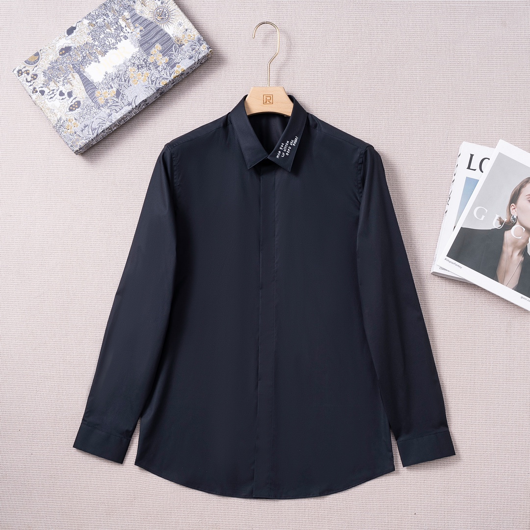 NO:118001,[New Products Launched] Lujia 25 Spring and Summer Fashion Long Sleeve Shirt! The high-end fashion aesthetic design combines three-dimensional cut styles to make the wear more comfortable and ornamental. The top Swiss ALUMO Arum company 100 double-yarn pure cotton elastic fabric selected by the fabric has excellent texture and comfort, and the texture and texture are elegant. It uses German imported Keduobao lining cloth and luxury brand special lining cloth. Its function makes the collar and splicing area of ​​the shirt more flat, crisp and stylish. With the imported shaping machine shaping process, the entire shirt can be described as a 