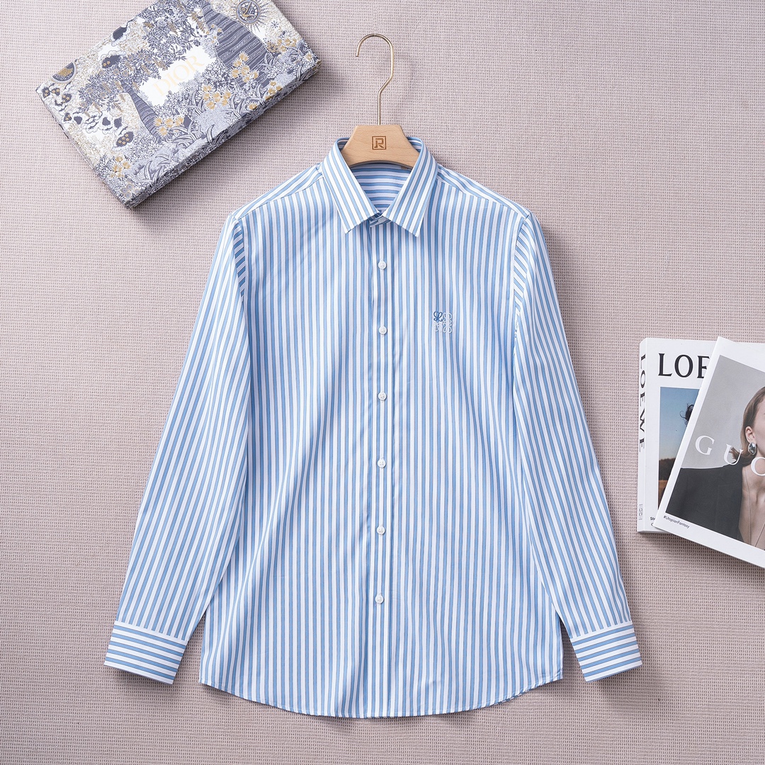 NO:118007,[New Products Launched] LO*WE/Luo*We 25 Spring and Summer Fashion Long Sleeve Shirt! The high-end fashion aesthetic design combined with three-dimensional cut style makes it more comfortable and ornamental. The top Swiss ALUMO Arum company 100 cotton poplin woven striped fabric selected by the fabric is processed without ironing. The fabric has a high texture and comfort, excellent gloss, excellent skin-friendliness and breathability, and the texture exudes a sense of luxury and gorgeousness! It uses German imported Keduobao lining cloth and luxury brand special lining cloth. Its function makes the collar and splicing area of ​​the shirt more flat, crisp and stylish. With the imported shaping machine shaping process, the entire shirt can be described as the 