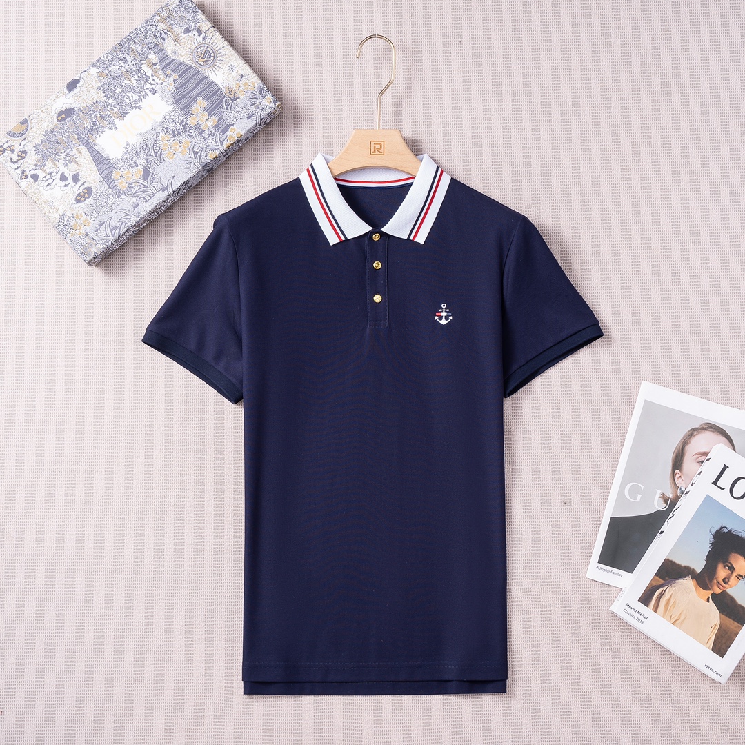 NO:760365,TB/Tom Brown spring and summer fashion long-sleeved mercerized pearl cotton polo POLO shirt!  It selects high-quality long-staple cotton raw materials with excellent light, and is custom-woven and dyed in a century-old workshop. It is an extremely luxurious and special material. The fabric properties are all of the highest quality. The mesh structure is fine and natural. After washing, the texture becomes more friendly, with perfect combination of comfort and breathability. The tactile experience is self-evident, and the ultimate luxury enjoyment!  The details are exquisite and exquisite, showing a sense of quality everywhere. The buttons are made with top electroplating alloy technology, the details are quite outstanding, and they are engraved with exquisite patterns, noble gold, and very luxurious!  Design point Tom Brown (TB) firmly believes that fashion and style come from the inner part of the wearer. It should be a very natural modern minimalism, which interprets urban noble fashion to the extreme. The classic red, white and blue elements, and the red, white and blue stripes on the collar are soul-like embellishments that highlight the brand's characteristics. The overall shape is clean and neat, and the upper body can easily highlight the temperament and fashion sense. It is both capable and handsome but also casual and comfortable!  The front chest is decorated with the latest classic logo of the season in the form of embroidery. The details highlight the elements and enhance the sense of quality!  A POLO shirt with high mix-matchability, it can be both commuting and casual, elegant and harmonious. It has no age limit and can interpret various styles. It is a fashionable item with high controllability, giving men a new choice that is more natural, relaxed, fashionable and personalized!  Color: white, dark blue, black!  Size M-3XLM, shoulder width 43, bust 98, sleeve length 20, dress length 68,,thom browne,19860909TB/汤姆*布朗春夏时装款长袖丝光珠地棉马球POLO衫！ 甄选光照极好的上等长绒棉花原料,经过百年工坊定织定染而成,极为奢华特殊的材质,面料属性皆为上乘,网眼结构细腻自然,经过水洗后,肌理变得更具亲和力,舒适性与透气性完美兼备,触感体验不言而喻,奢华极致享受！细节精湛考究,处处尽显品质感. 纽扣采用顶尖电镀合金工艺制作,细节颇为出色,上面镌刻有精美图案,高贵的金色,极具奢华感！ 设计点汤姆*布朗 (TB) 坚信时尚和风格来源于穿着者的内在,应该是非常自然的现代极简主义,将都市高贵时尚阐释到极致,经典的红白蓝元素,领面红白蓝条纹饰,属于灵魂式的点缀,凸显了品牌特质,整体的造型干净利落,上身极易凸显气质和时髦感,即干练帅气亦随性惬意！前胸饰有当季经典最新标识以刺绣体形态呈现,细节之处尽显元素亮点,提升了品质感！ 混搭性极高的一款POLO衫,通勤亦休闲,亦庄亦谐,无年龄层次限定,可以诠释各种造型风格,属于驾驭度极高的时髦单品,给男士有了一个更自然、放松,更时髦、个性的新选择！ 颜色:白色 深蓝色 黑色！ 尺码M-3XLM码 肩宽43 胸围98 袖长20 衣长68,,thom browne,,Men's clothing