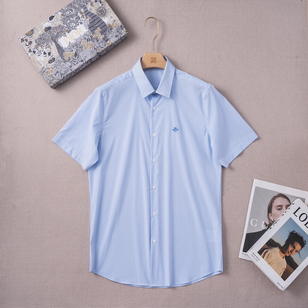 NO:844543,[New product] G’s 25 spring and summer fashion short-sleeved shirt!  The top-grade Swiss ALUMO company's 100-count pure cotton yarn-dyed striped fabric has been processed with a no-iron process. The fabric has extremely high texture and comfort, excellent gloss, excellent skin-friendliness and breathability, and the texture reveals a sense of high-end luxury and gorgeousness!  The buttons are natural deep-sea shell buttons, each with a unique texture and excellent luster. The collar is made of metal buckles forged with cutting-edge electroplating alloy technology, with a delicate LOGO engraved on it, giving it a luxurious feel!  Design point G attracts much attention every season when men's clothing appears. In the new season, designers make classic shirts better and match them with bee elements to pay tribute to the G family's long design heritage. Romance and personality collide to create dazzling sparks, reshaping and interpreting the rich vintage atmosphere, making these elements full of vitality!  A shirt with both good looks and design, the bee element design pattern has become one of the brand's dazzling iconic elements, making the look more advanced and fashionable, showing a very distinctive fashion statement!  This shirt is highly mixable and can be used for both commuting and leisure, sophistication and harmony. It has no age limit and can be used to interpret various styling styles. It is a fashionable item with a high degree of control. It can support the entire appearance in the matching season, and the upper body is full of temperament!  Size 38-42, size 39, shoulder width 44.6, bust 106, sleeve length 24, clothing length 76,, gucci, shirts, T-shirt,19860909【新品】G家25春夏时装款短袖衬衫！ 甄选的顶级瑞士ALUMO阿鲁姆公司100支纯棉色织条纹面料,经过免烫工艺处理,面料质感与舒适度极高,光泽度极好,亲肤性与透气性绝佳,肌理透着高级奢华感和华丽感！ 纽扣为天然深海贝壳扣,每粒都有着独一无二的纹路,光泽感极好.领口采用顶尖电镀合金工艺锻造的金属扣,上面镌刻有精美LOGO,尽显奢侈感！ 设计点G每一季男装的出现都备受瞩目,新一季设计师将经典款衬衫更好的制作,搭配蜜蜂元素,以此致敬G家悠久的设计传承,浪漫与个性碰撞出耀眼的火花,重塑并演绎浓郁的古着气息,让这些元素都充满生命力！颜值与设计并存的一款衬衫,蜜蜂元素设计图案已经成为品牌耀眼的标志性元素之一,让造型变得更具高级和时髦,展现出极具鲜明时尚主张！ 混搭性极高的一款衬衫,通勤亦休闲,亦庄亦谐,无年龄层次限定,可以诠释各种造型风格,属于驾驭度极高的时髦单品,在搭配季可以撑起整个颜值担当,上身满满的气质感！ 尺码38-42 39码 肩宽44.6 胸围106 袖长24 衣长76,,gucci,shirts,T-shirt,,Men's clothing