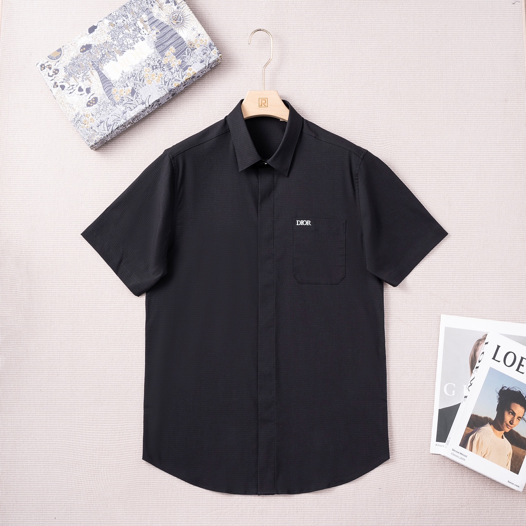 NO:844547,D's spring and summer fashion short-sleeved shirt! The fabric is made of 100-count pure cotton bubble fabric imported from Switzerland, which has excellent texture and comfort. The fabric has unique texture and shape, exquisite embossing technology, and is an extremely luxurious and special fabric. The buttons are natural deep-sea shell buttons, each with a unique texture and excellent luster. The Jieying collar uses a metal buckle forged by top-notch electroplating alloy technology, with an exquisite LOGO engraved on it, showing a sense of luxury. Design this new shirt from the spring and summer men's series, which brings the minimalist aesthetics of the D family to the extreme. The chest patch pocket is decorated with Di*r embroidery and is made of heavy Indian silk, highlighting the brand's characteristics. It is paired with silver finish buttons engraved with exquisite letters, which is a soul-like embellishment. The design and positioning of the entire item must be an indispensable product for the latest fashion. It is very fashionable and highlights the identity and status of the brand image in previous years! The details are full of high-end, with a hidden placket, exquisite button embellishments, and a small lapel patch pocket design. It is age-reducing and fashionable, full of vitality and can easily highlight your temperament. The upper body effect is smart and neat, with both style and style. It is a versatile and practical shirt! Size 38-42, size 39, shoulder width 44.6, bust 106, sleeve length 24, clothing length 76,, dior, shirts, T-shirt,19860909D家春夏时装款短袖衬衫！ 面料甄选的瑞士進口100支纯棉泡泡布料,质感与舒适度绝佳,面料肌理形态别致,绝妙的压纹工艺,极为奢华特殊的面料. 纽扣为天然深海贝壳扣,每粒都有着独一无二的纹路,光泽感极好.介英 领口采用顶尖电镀合金工艺锻造的金属扣,上面镌刻有精美LOGO,尽显奢侈感. 设计点这款春夏季男装系列新品衬衫,将D家极简主义美学发挥到极致.胸前贴袋饰以 Di*r 刺绣,以重磅印度丝打造而成,凸显了品牌特质,搭配镌刻有精美字母的银色饰面纽扣,属于灵魂式的点缀.呈现整款单品的设计和定位必定是最新时尚不可或缺的产品,非常时髦,彰显了往年品牌形象的身份和地位！ 细节之处尽显高级,暗门襟,精致纽扣点缀,搭配小翻领贴袋设计,减龄又时髦,充满活力且极易凸显出气质感,上身效果干练利落,型格兼具,百搭实穿性极好的一款衬衫！ 尺码38-42 39码 肩宽44.6 胸围106 袖长24 衣长76,,dior,shirts,T-shirt,,Men's clothing