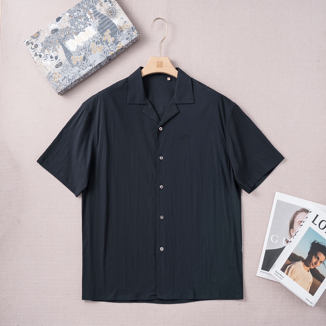 NO:844554,[New product launch] LO*WE/LO*WE 25 spring and summer fashion short-sleeved shirt!  100-count pure cotton yarn-dyed bubble fabric is selected, with excellent texture and comfort. The fabric has unique texture and shape, exquisite embossing technology, and is an extremely luxurious and special fabric. The buttons are natural deep-sea shell buttons, each with unique texture and excellent luster. Design point LO*WE brand concept is to combine traditional craftsmanship with modern fashion to create unique products!  The use of classic brand elements, from the main fabric to the detailed craftsmanship, all demonstrate the quality and craftsmanship. The classic iconic brand embroidery on the chest lights up the line of sight, creating a unique product charm. This classic wardrobe item can be worn with formal trousers to create a classic look, or can be paired with jeans and shorts to create a more casual look. Size 38-42 39, shoulder width 56.5, bust 114, sleeve length 23.5  Length 73 (loose version),,shorts,jeans,shirts,T-shirt,19860909【新品上市】LO*WE/罗*威25春夏时装款短袖衬衫！ 甄选100支纯棉色织泡泡布料,质感与舒适度绝佳,面料肌理形态别致,绝妙的压纹工艺,极为奢华特殊的面料. 纽扣为天然深海贝壳扣,每粒都有着独一无二的纹路,光泽感极好. 设计点LO*WE品牌理念是将传统工艺与现代时尚相结合,创造出独具特色的产品！运用了经典的品牌元素,从主体面料到细节工艺,无不彰显出品质的匠心所在,胸前饰有经典标志性品牌刺绣体点亮视线,创造出独具特色的产品魅力.这款衣橱经典单品,可搭配正装长裤穿着,打造经典造型,亦可与牛仔裤 短裤搭配,打造更加休闲的造型. 尺码38-42 39码 肩宽56.5 胸围114 袖长23.5 衣长73（宽松版）,,shorts,jeans,shirts,T-shirt,,Men's clothing