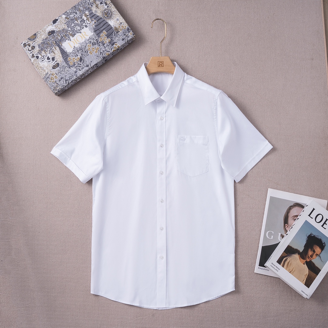 NO:844552,[New product launch] Feragamo/Ferra 25 spring and summer business casual short-sleeved shirt!  The top-grade Swiss ALUMO company's 120-count cotton poplin fabric is selected and processed with a no-iron process. The fabric has extremely high texture and comfort, excellent gloss, excellent skin-friendliness and breathability, and the texture reveals a sense of high-end luxury and gorgeousness!  The selected high-quality buttons have excellent details and are engraved with exquisite letters, giving them a high-end feel.  Design points: Fila’s signature items that must be released every season are reincarnated in each season, and the design tone that continues in the new season brings the Italian urban noble minimalist style to the extreme. The front chest patch pocket design and Fila’s classic brand embroidery body show the eye-catching and eye-catching charm. It is a soul-like existence, with a simple and atmospheric visual experience, without aesthetic fatigue and worries of being outdated. Minimalism is the highest fashion expression!  This shirt is perfect in terms of design, fabric, craftsmanship, details, and appearance!  Business casual shirts are an indispensable item for every man. A high-quality and high-end shirt is always a scarce item for men. It is also a very important item for investment. It is a must-have magic weapon in the wardrobe and dominates a variety of occasions. It can perform very well in the business workplace, dinner parties, high-end events, etc.!  Size 38-42, size 39, shoulder width 44.6, bust 106, sleeve length 24, clothing length 76, shirts, T-shirt,19860909【新品上市】Feragamo/菲拉25春夏商务休闲短袖衬衫！ 甄选的顶级瑞士ALUMO阿鲁姆公司120支棉府绸面料,经过免烫工艺处理,面料质感与舒适度极高,光泽度极好,亲肤性与透气性绝佳,肌理透着高级奢华感和华丽感！ 甄选的上等纽扣,细节颇为出色,上面镌刻有精美字母,尽显高级感. 设计点菲拉每季必出的招牌单品,在每一季轮回,新一季仍然延续的设计基调,将意式的都市高贵极简风发挥到极致,前胸贴袋设计和菲拉经典品牌刺绣体,彰显吸睛亮眼魅力,属于灵魂式的存在,简洁大气视觉体验,无审美疲劳感和过气的担忧,极简才是最高级的时尚表达！ 该款衬衫无论从设计、面料、工艺、细节、品相方面都非常完美！商务休闲衬衫属于每个男人不可或缺的单品,一款上等且高级的衬衫,对于男人来说永远是稀缺品,亦是非常具有投资意义的单品,属于衣橱必备的法宝利器,主导着多种场合,商务职场、晚宴派对、高端活动等都可以表现非常出色！ 尺码38-42 39码 肩宽44.6 胸围106 袖长24 衣长76,,shirts,T-shirt,,Men's clothing