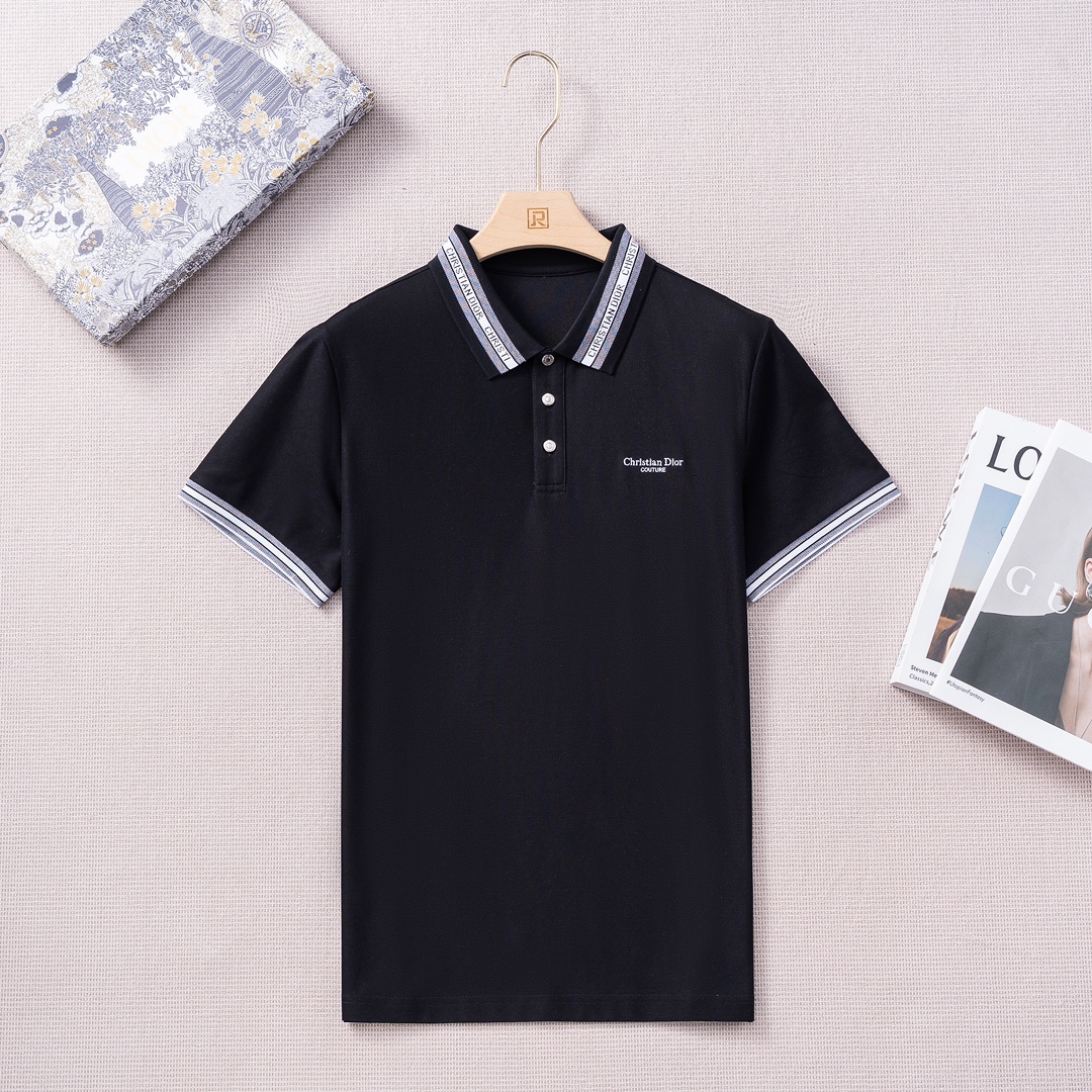 NO:760378,D's spring and summer fashion short-sleeved mercerized pearl cotton polo POLO shirt!  We select high-end imported ready-to-wear pique fabrics, custom-woven and dyed in the well-established workshop's ready-to-wear process. It is an extremely luxurious and special material. The fabric properties are all of the highest quality. It is treated with mercerization process. The fabric has extremely high gloss. The mesh structure is delicate and natural. It has a perfect combination of comfort and breathability. The tactile experience is self-evident, and you can enjoy the ultimate luxury!  The metal buttons are made using cutting-edge electroplating alloy technology, with excellent details. They are engraved with exquisite letters, have a noble color and are extremely luxurious!  The purest and natural minimalist line of the D family, clean and advanced tailoring, takes the minimalist aesthetic to the extreme. This POLO shirt reinterprets the classic item in the men's wardrobe. The Christian D*or signature logo on the chest is perfectly reshaped and perfectly presented with exquisite embroidery. The collar and cuffs are embellished with a distinctive webbing stripe pattern. It is slim fit and can be paired with tailored long shorts to create an elegant fashionable sports and leisure style silhouette. Color: white black!  Size M-3XLM, shoulder width 43, bust 98, sleeve length 20, clothing length 68, dior, shorts, T-shirt,19860909D家春夏时装款短袖丝光珠地棉马球POLO衫！ 甄选高级进口成衣定织珠地面料,老牌工坊成衣工序定织定染,极为奢华特殊的材质,面料属性皆为上乘,丝光工艺处理,面料光泽度极高,网眼结构细腻自然,舒适性与透气性完美兼备,触感体验不言而喻,奢华极致享受！ 金属钮扣采用顶尖电镀合金工艺制作,细节颇为出色,上面镌刻有精美字母,高贵的色泽,极具奢华感！ D家最纯粹且自然的极简路线,干净且高级剪裁,将极简主义美学发挥到极致.该款POLO衫重新诠释男士衣橱里的经典单品.胸前Christian D*or签名标识得到完美重塑演绎,以精致的刺绣体完美呈现,结合衣领与袖口点缀以鲜明织带色条纹图案,修身剪裁,可与精裁长短裤搭配,打造优雅的时尚运动休闲风格廓形. 颜色:白色 黑色！ 尺码M-3XLM码 肩宽43 胸围98 袖长20 衣长68,,dior,shorts,T-shirt,,Men's clothing