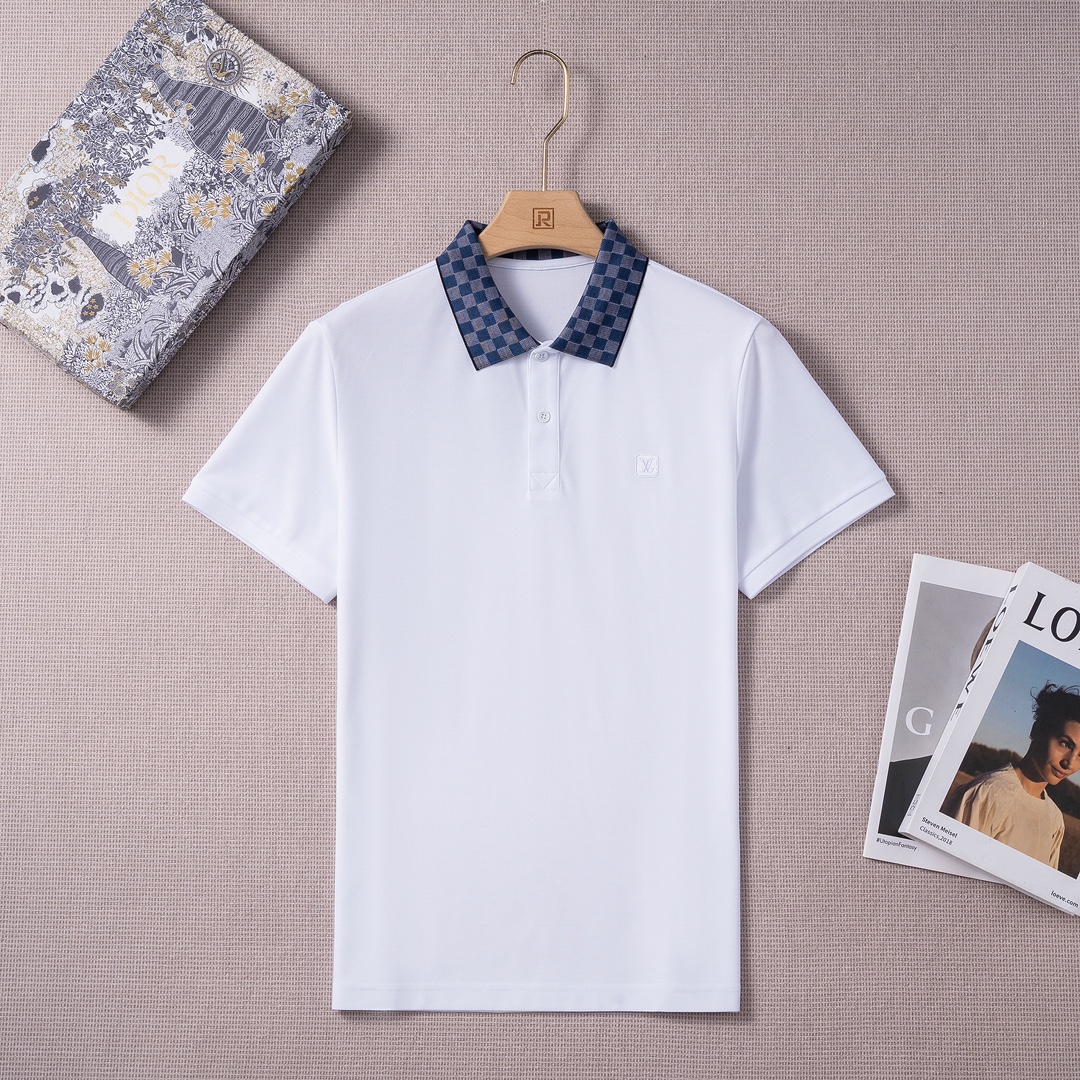 NO:836616,Lujia spring and summer fashion short-sleeved mercerized pearl cotton polo POLO shirt!  The fabrics are selected from high-end imported custom-woven pique fabrics, custom-woven and dyed in the old-fashioned workshop's ready-to-wear process. It is an extremely luxurious and special material. The fabric properties are all of the highest quality. It is treated with mercerization process. The fabric has extremely high gloss. The mesh structure is delicate and natural. It has a perfect combination of comfort and breathability. The tactile experience is self-evident, and you can enjoy the ultimate luxury!  The buttons are made of metal buckles forged by cutting-edge electroplating alloy technology, with excellent details and exquisite letters engraved on them, giving a sense of luxury. This Lujia POLO shirt is very representative in terms of its rank and brand influence, and has its own unique style aesthetics. Among many single product series, its basic item is the classic trump card of Lujia. It has nothing to do with the season and style trend. It is a type that must be released every season. It abandons fashion concept design and presents it in a streamlined yet fashionable style!  A POLO shirt that is very in line with the aesthetic tone of Lv Brand! The classic label-like checkerboard presbyopia element perfectly inherits the essence and genes of Lv Brand. The designer cleverly designed the collar and made a unique and innovative interpretation. It is integrated and shows a fashionable proposition with a distinctive attitude; the chest is decorated with the latest logo of the season, which is very label-like and perfectly flaunts the brand's identity!  The visual is quite elegant and fashionable, the taste is full of charm, the compatibility is superior, the upper body is full of luxury and temperament, the style is full, the perfect combination of fashion and leisure, it can easily interpret the ultra-stylish urban elite feeling, it is a highly controllable item!  Color: white black!  Size: M-3XLM, shoulder width 43, bust 98, sleeve length 20, dress length 68,19860909驴家春夏时装款短袖丝光珠地棉马球POLO衫！ 面料甄选高级进口成衣定织珠地面料,老牌工坊成衣工序定织定染,极为奢华特殊的材质,面料属性皆为上乘,丝光工艺处理,面料光泽度极高,网眼结构细腻自然,舒适性与透气性完美兼备,触感体验不言而喻,奢华极致享受！ 纽扣采用顶尖电镀合金工艺锻造的金属扣,细节颇为出色,上面镌刻有精美字母,尽显奢侈感. 该款驴家POLO衫,其段位和品牌影响力都属于极具代表性的,有着自身独特的风格美学,在众多单品系列中,其基础款单品属于驴家的经典王牌之作,无关季节和风格走向,属于每季节必出的类型,摒弃了时装概念设计,以精简而不失时髦的画风呈现！极符合驴牌美学基调的一款POLO衫! 经典标签化的棋盘格老花元素,完美沿袭了驴牌的精髓与基因,设计师巧妙对领面设计,别具一格的创新演绎,浑然一体,展现出极具鲜明态度的时髦主张;胸前饰有当季最新标识,非常标签化,完美标榜了品牌的身份！ 视觉相当雅致时髦,细品韵味十足,兼容性方面优越,上身满满的奢贵感和气质感,型款十足,时尚与休闲完美兼具,可以轻松诠释出超具型格的都市精英感,属于驾驭度极高的单品！ 颜色:白色 黑色！ 尺码M-3XLM码 肩宽43 胸围98 袖长20 衣长68,,louis vuitton,louis vuitton,T-shirt,,Men's clothing