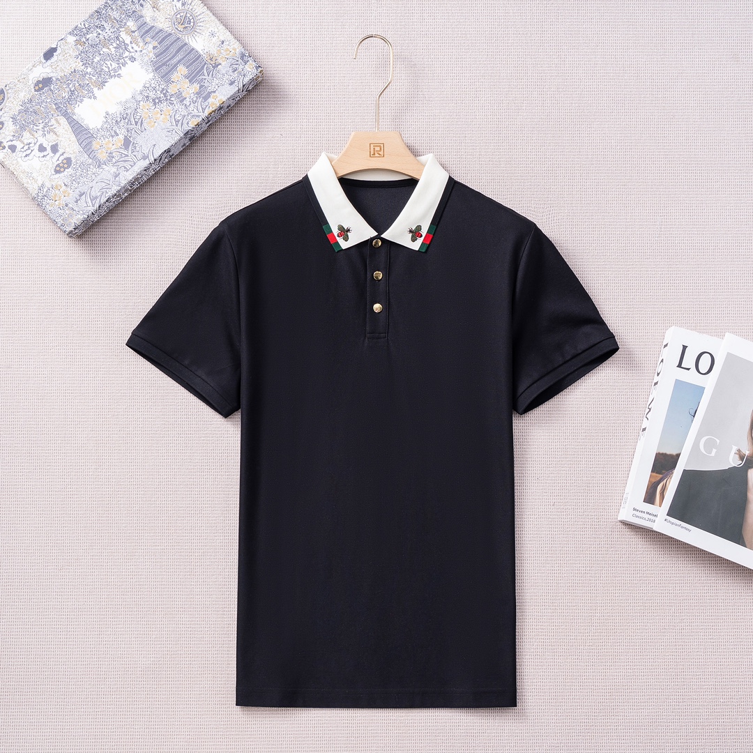 NO:836550,G's latest spring and summer fashion short-sleeved mercerized pearl cotton polo POLO shirt!  The fabric is made of high-quality long-staple cotton with excellent light. It is weaved and dyed in a century-old workshop. It is an extremely luxurious and special material. The fabric properties are all high-quality. The mesh structure is fine and natural. After washing, the texture becomes more friendly, with perfect combination of comfort and breathability. The tactile experience is self-evident, and the ultimate luxury enjoyment!  The details are exquisite and exquisite, and the sense of quality is everywhere. The metal buttons are made with top electroplating alloy technology, and the details are quite outstanding. They are engraved with exquisite letters, noble gold, and very luxurious!  The appearance of G's new season men's clothing has attracted much attention, and they all have subversive colors. The designers of the new season use eye-catching contrasting collars on Polo shirts to pay tribute to Gucci's long design heritage. Romance and personality collide to create dazzling sparks, reshaping and interpreting the rich vintage atmosphere!  The new season colorful honey pattern is presented in exquisite embroidery, which is a soul-like embellishment. The brand's classic ribbon color combination is age-reducing and fashionable. It is full of vitality and can easily highlight the temperament. The upper body effect is smart and neat, with both style and style. It is a POLO shirt with excellent versatility and wearability!  Color: white and black!  Size M-3XLM, shoulder width 43, bust 98, sleeve length 20, clothing length 68, gucci, gucci, T-shirt,19860909G家春夏最新时装款短袖丝光珠地棉马球POLO衫！ 面料甄选光照极好的上等长绒棉花原料,经过百年工坊定织定染而成,极为奢华特殊的材质,面料属性皆为上乘,网眼结构细腻自然,经过水洗后,肌理变得更具亲和力,舒适性与透气性完美兼备,触感体验不言而喻,奢华极致享受！细节精湛考究,处处尽显品质感. 金属钮扣采用顶尖电镀合金工艺制作,细节颇为出色,上面镌刻有精美字母,高贵的金色,极具奢华感！ G家新一季男装的出现都备受瞩目,都带颠覆性色彩,新一季设计师将Polo衫采用亮眼的撞色衣领,以此致敬Gucci悠久的设计传承,浪漫与个性碰撞出耀眼的火花,重塑并演绎浓郁的古着气息！新季彩蜜图案以精美的刺绣体呈现,属于灵魂式的点缀,品牌经典织带色搭配,减龄又时髦,充满活力且极易凸显出气质感,上身效果干练利落,型格兼具,百搭实穿性极好的一款POLO衫！ 颜色:白黑两色！ 尺码M-3XLM码 肩宽43 胸围98 袖长20 衣长68,,gucci,gucci,T-shirt,,Men's clothing