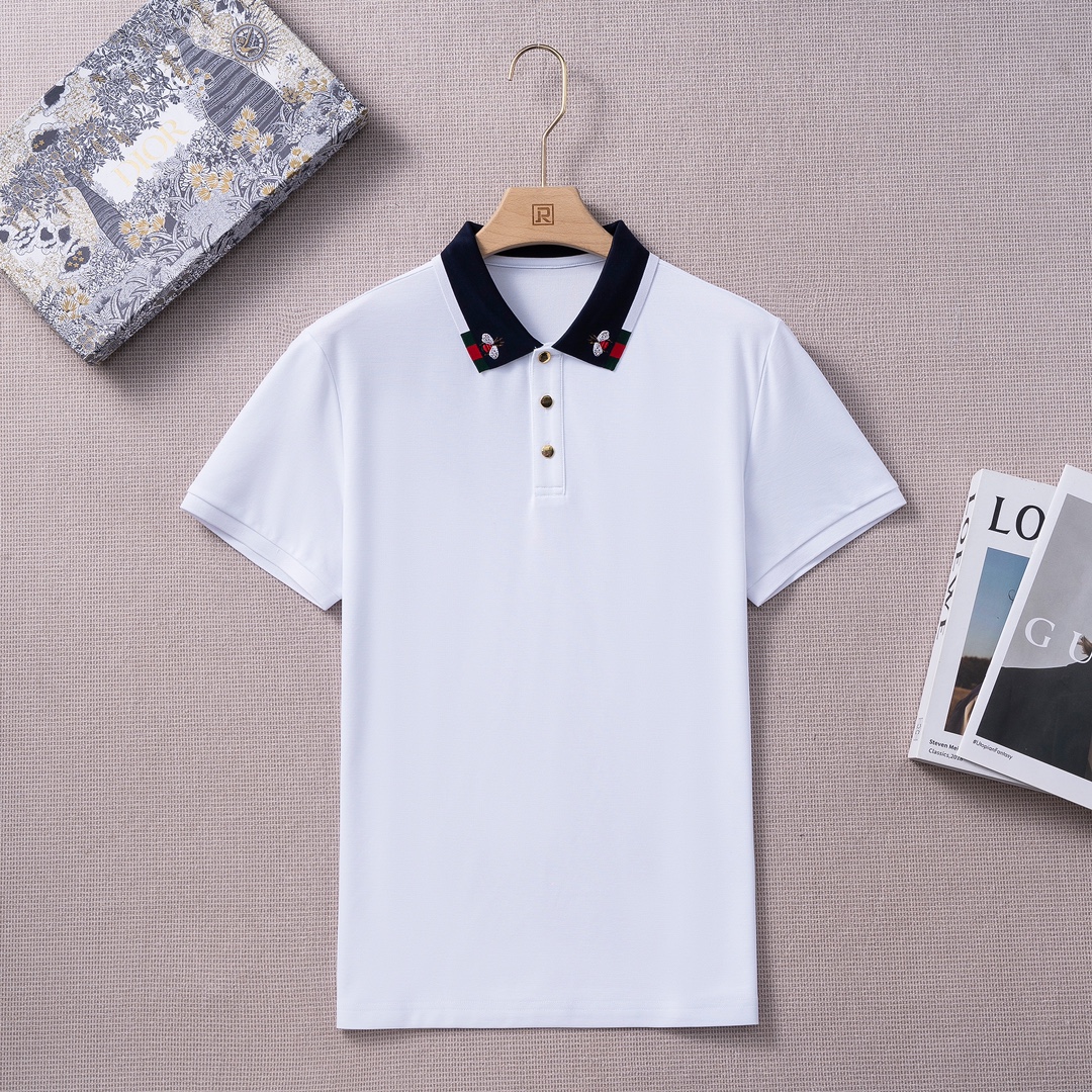 NO:836555,G's latest summer fashion short-sleeved mercerized pearl cotton polo POLO shirt!  The fabric is made of high-quality long-staple cotton with excellent light. It is weaved and dyed in a century-old workshop. It is an extremely luxurious and special material. The fabric properties are all high-quality. The mesh structure is fine and natural. After washing, the texture becomes more friendly, with perfect combination of comfort and breathability. The tactile experience is self-evident, and the ultimate luxury enjoyment!  The details are exquisite and exquisite, and the sense of quality is everywhere. The metal buttons are made with top electroplating alloy technology, and the details are quite outstanding. They are engraved with exquisite letters, noble gold, and very luxurious!  The appearance of G's new season men's clothing has attracted much attention, and they all have subversive colors. The designers of the new season use eye-catching contrasting collars on Polo shirts to pay tribute to Gucci's long design heritage. Romance and personality collide to create dazzling sparks, reshaping and interpreting the rich vintage atmosphere!  The new season colorful honey pattern is presented in exquisite embroidery, which is a soul-like embellishment. The brand's classic ribbon color combination is age-reducing and fashionable. It is full of vitality and can easily highlight the temperament. The upper body effect is smart and neat, with both style and style. It is a POLO shirt with excellent versatility and wearability!  Color: white and black!  Size M-3XLM, shoulder width 43, bust 98, sleeve length 20, clothing length 68, gucci, gucci, T-shirt,19860909G家夏季最新时装款短袖丝光珠地棉马球POLO衫！ 面料甄选光照极好的上等长绒棉花原料,经过百年工坊定织定染而成,极为奢华特殊的材质,面料属性皆为上乘,网眼结构细腻自然,经过水洗后,肌理变得更具亲和力,舒适性与透气性完美兼备,触感体验不言而喻,奢华极致享受！细节精湛考究,处处尽显品质感. 金属钮扣采用顶尖电镀合金工艺制作,细节颇为出色,上面镌刻有精美字母,高贵的金色,极具奢华感！ G家新一季男装的出现都备受瞩目,都带颠覆性色彩,新一季设计师将Polo衫采用亮眼的撞色衣领,以此致敬Gucci悠久的设计传承,浪漫与个性碰撞出耀眼的火花,重塑并演绎浓郁的古着气息！新季彩蜜图案以精美的刺绣体呈现,属于灵魂式的点缀,品牌经典织带色搭配,减龄又时髦,充满活力且极易凸显出气质感,上身效果干练利落,型格兼具,百搭实穿性极好的一款POLO衫！ 颜色:白黑两色！ 尺码M-3XLM码 肩宽43 胸围98 袖长20 衣长68,,gucci,gucci,T-shirt,,Men's clothing