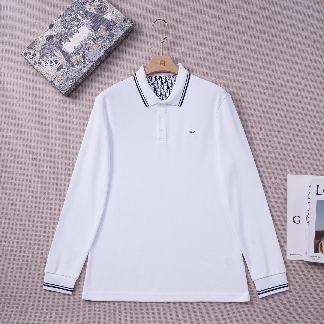 NO:626811,[New product launch] D's 25th autumn and winter fashion style long-sleeved mercerized pearl cotton polo POLO shirt! We select high-end imported ready-to-wear pique fabrics, custom-woven and dyed in the well-established workshop's ready-to-wear process. It is an extremely luxurious and special material. The fabric properties are all of the highest quality. It is treated with mercerization process. The fabric has extremely high gloss. The mesh structure is delicate and natural. It has a perfect combination of comfort and breathability. The tactile experience is self-evident, and you can enjoy the ultimate luxury! The buttons are natural deep-sea shell buttons, each with a unique texture and excellent luster. This Di*r Icon Polo shirt is a new product in the 2025 autumn and winter men's wear series, casual and classic. It is carefully made of white dark blue cotton pique, and is decorated with Di*r's classic logo embroidery on the chest. The collar and cuffs are embellished with contrasting strip patterns and the classic Oblique letter print contrasting elements in the back collar. The contrasting color processing is cleverly used to echo and have a strong visual sense. Slim cut, versatile style, can be easily paired with jeans or trousers, adding elegance to various casual outfits. Color: white and dark blue! Size M-3XLL, shoulder width 46, bust 106, sleeve length 61, dress length 70,,dior,jeans,alexander wang19860909【新品上市】D家25秋冬季时装款长袖丝光珠地棉马球POLO衫！ 甄选高级進口成衣定织珠地面料,老牌工坊成衣工序定织定染,极为奢华特殊的材质,面料属性皆为上乘,丝光工艺处理,面料光泽度极高,网眼结构细腻自然,舒适性与透气性完美兼备,触感体验不言而喻,奢华极致享受！ 纽扣为天然深海贝壳扣,每粒都有着独一无二的纹路,光泽感极好. 这款 Di*r Icon Polo衫是二零二五秋冬季男装系列新品,休闲经典.采用白色深蓝色棉质珠地布精心制作,胸前饰以 Di*r 经典标志刺绣,衣领和袖口点缀以对比鲜明的条形图案与后领内经典Oblique字母印花撞色元素,巧妙运用撞色处理形成呼应,视觉感极强. 修身剪裁,款式百搭,可轻松搭配牛仔裤或长裤,可为各式休闲装扮增添优雅气息. 颜色:白色 深蓝两色！ 尺码M-3XLL码 肩宽46 胸围106 袖长61 衣长70,,dior,jeans,alexander wang,Men's clothing