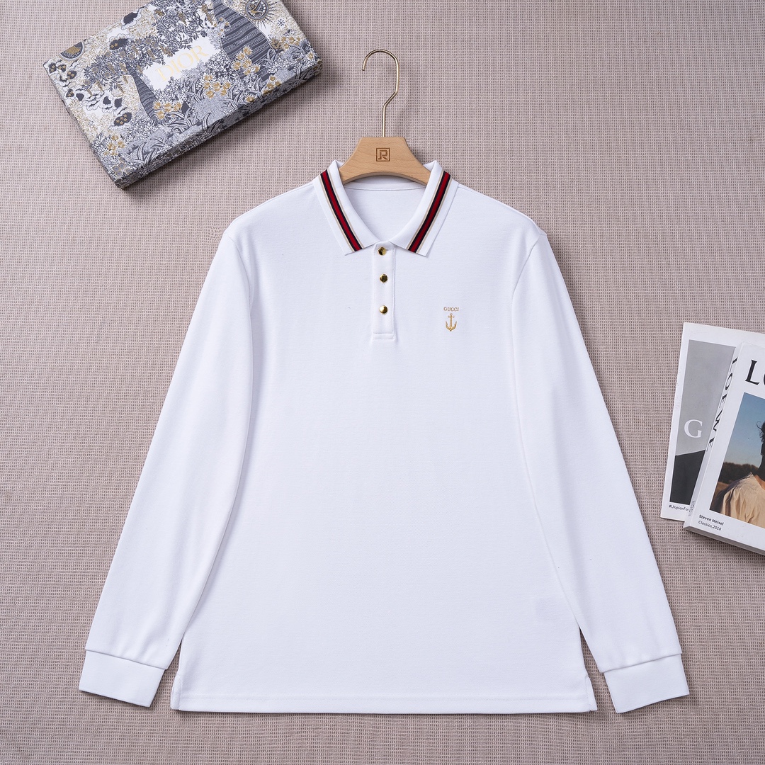 NO:626804,[New product launch] G’s 25th autumn and winter fashion style long-sleeved mercerized pearl cotton polo POLO shirt! We select high-end imported ready-to-wear pique fabrics, custom-woven and dyed in the well-established workshop's ready-to-wear process. It is an extremely luxurious and special material. The fabric properties are all of the highest quality. It is treated with mercerization process. The fabric has extremely high gloss. The mesh structure is delicate and natural. It has a perfect combination of comfort and breathability. The tactile experience is self-evident, and you can enjoy the ultimate luxury! The metal buttons are made using cutting-edge electroplating alloy technology, with excellent details. They are engraved with exquisite letters, and are in noble gold color, giving them a very luxurious feel! G's 2025 autumn and winter series uses calm black and versatile white tones, cleverly embellished with elegant embroidery, and is made of heavy Indian silk. The luxurious craftsmanship details show off the brand's charm. This regular-fit Polo shirt is paired with a contrasting striped collar and Indian silk embroidery, showing extraordinary taste in every detail! Color: black and white! Size M-3XLL, shoulder width 46, bust 106, sleeve length 61, dress length 70,,gucci,alexander wang19860909【新品上市】G家25秋冬时装款长袖丝光珠地棉马球POLO衫！ 甄选高级進口成衣定织珠地面料,老牌工坊成衣工序定织定染,极为奢华特殊的材质,面料属性皆为上乘,丝光工艺处理,面料光泽度极高,网眼结构细腻自然,舒适性与透气性完美兼备,触感体验不言而喻,奢华极致享受！ 金属钮扣采用顶尖电镀合金工艺制作,细节颇为出色,上面镌刻有精美字母,高贵的金色,极具奢华感！ G家2025秋冬系列选用沉敛的黑色、百搭的白色调,巧妙点缀雅致的刺绣体,以重磅印度丝打造而成,奢华感极强的工艺细节,一展品牌魅力. 这款常规版型Polo衫搭配撞色条纹衣领与印度丝刺绣,于细节处尽显不凡品味！ 颜色:黑白两色！ 尺码M-3XLL码 肩宽46 胸围106 袖长61 衣长70,,gucci,alexander wang,Men's clothing