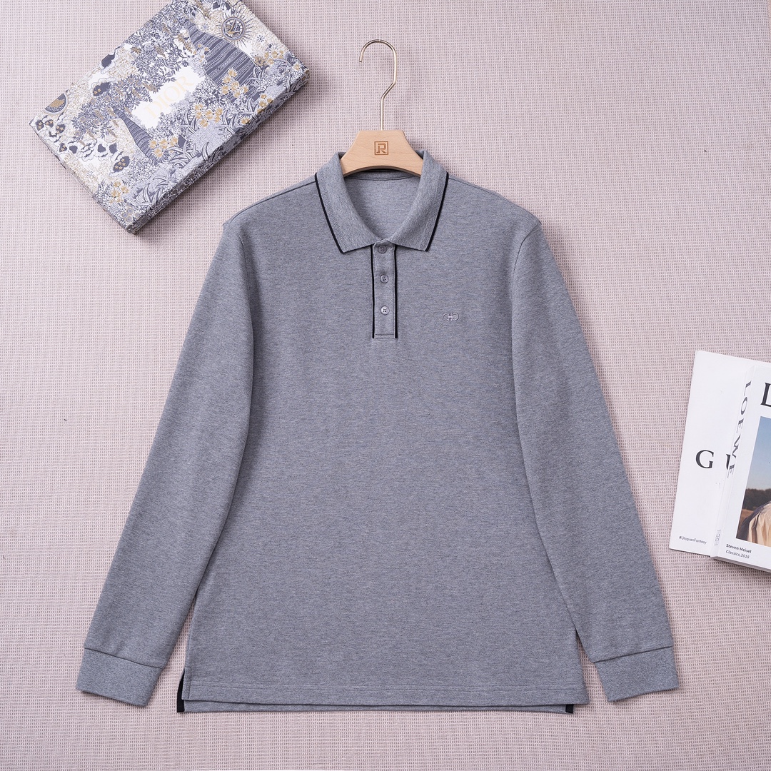 NO:626780,[New product launch] SF/Fila 25 autumn and winter high-end selection of men's business casual long-sleeved pique cotton polo POLO shirt! We select high-end imported ready-to-wear pique fabrics, custom-woven and dyed in the well-established workshop's ready-to-wear process. It is an extremely luxurious and special material. The fabric properties are all of the highest quality. It is treated with mercerization process. The fabric has extremely high gloss. The mesh structure is delicate and natural. It has a perfect combination of comfort and breathability. The tactile experience is self-evident, and you can enjoy the ultimate luxury! The selected high-quality buttons have outstanding details and are engraved with exquisite letters, showing a sense of high-end. Fira*Gemo's new men's classic series for autumn and winter 2025 is a POLO shirt with excellent appearance and fabric technology. It is low-key and luxurious, elegant and noble. Every detail proves the brand's own sense of high-end. The iconic brand logo is decorated on the chest, presented in exquisite embroidery, which is a soul-like interpretation! The details are so perfect, every detail is a classic inheritance, effectively flaunting the brand identity, tight fitting, striving for excellence, versatile color matching, first-class tailoring, invincible upper body effect, perfect for both business and leisure! Color: black, white and dark gray! Size M-3XLL, shoulder width 46, bust 106, sleeve length 61, dress length 70,,alexander wang19860909【新品上市】 SF/菲拉25秋冬高端甄选男士商务休闲长袖珠地棉马球POLO衫！ 甄选高级進口成衣定织珠地面料,老牌工坊成衣工序定织定染,极为奢华特殊的材质,面料属性皆为上乘,丝光工艺处理,面料光泽度极高,网眼结构细腻自然,舒适性与透气性完美兼备,触感体验不言而喻,奢华极致享受！ 甄选的上等纽扣,细节颇为出色,上面镌刻有精美字母,尽显高级感. 菲拉*格慕二零二五秋冬季男装经典系列新品,品相与面料工艺都极为出色的一款POLO衫,低调且奢华,优雅且高贵,每一个细节都在力证品牌自身的高级感,胸前饰有标志性品牌标识,以精美刺绣体呈现,属于灵魂式的诠释！ 细节完美如斯,每一处的细节皆为经典传承,有力标榜品牌身份,严丝合缝,精益求精,配色万能百搭,剪裁一流,上身效果无敌,商务与休闲皆可完美驾驭！ 颜色:黑色 白色 深灰三色！ 尺码M-3XLL码 肩宽46 胸围106 袖长61 衣长70,,alexander wang,Men's clothing