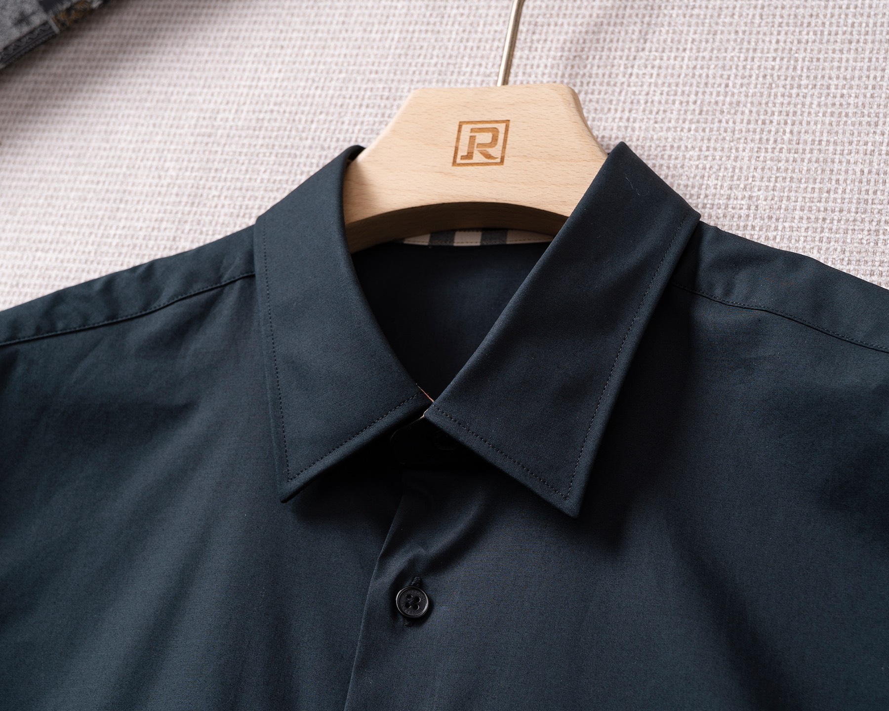 【新品上市】 B家26春夏官网款长袖衬衫！高端的时尚美学设计结合立体裁剪的版型，使穿着更具舒适性和观赏性