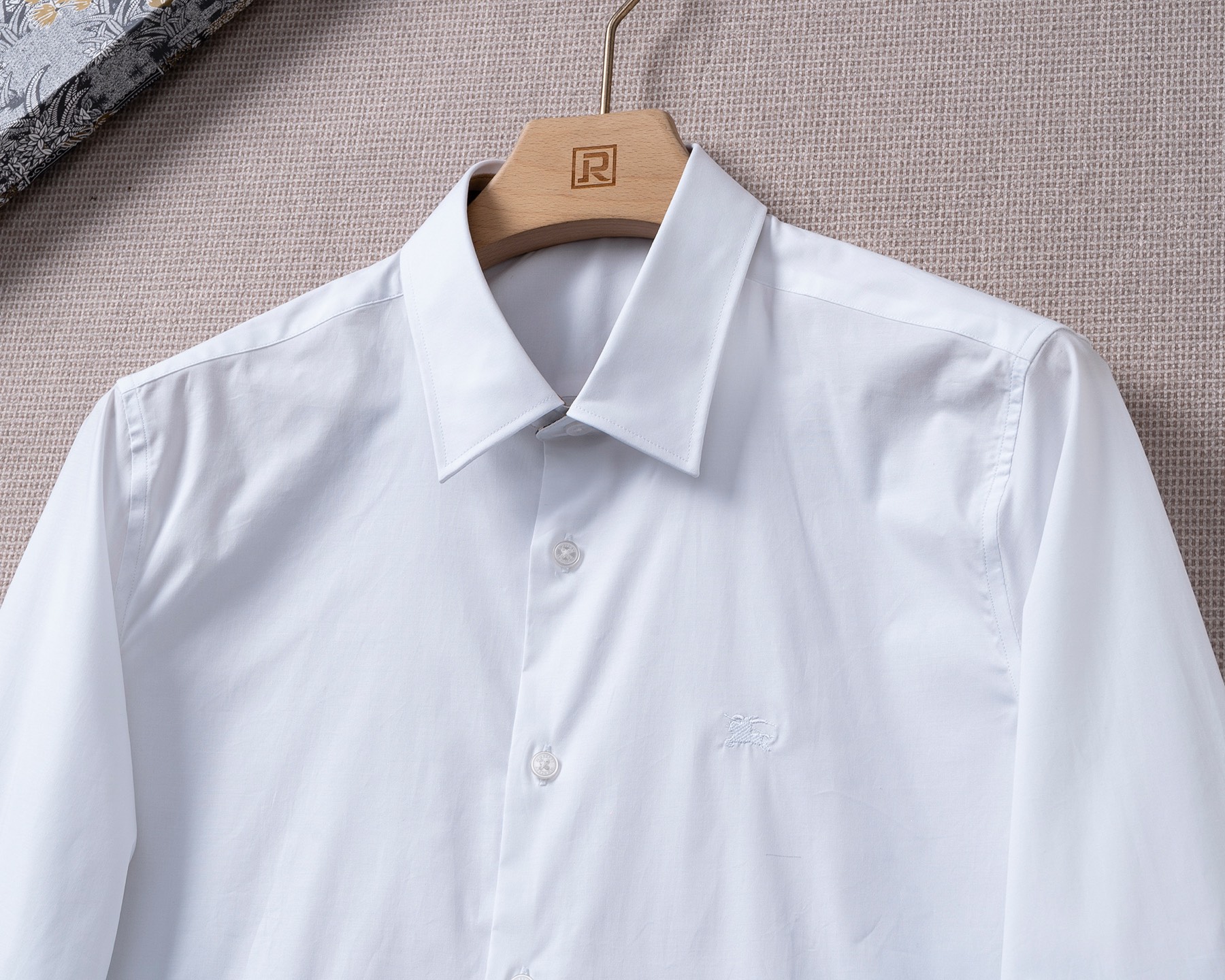 【新品上市】 B家26春夏官网款长袖衬衫！高端的时尚美学设计结合立体裁剪的版型，使穿着更具舒适性和观赏性