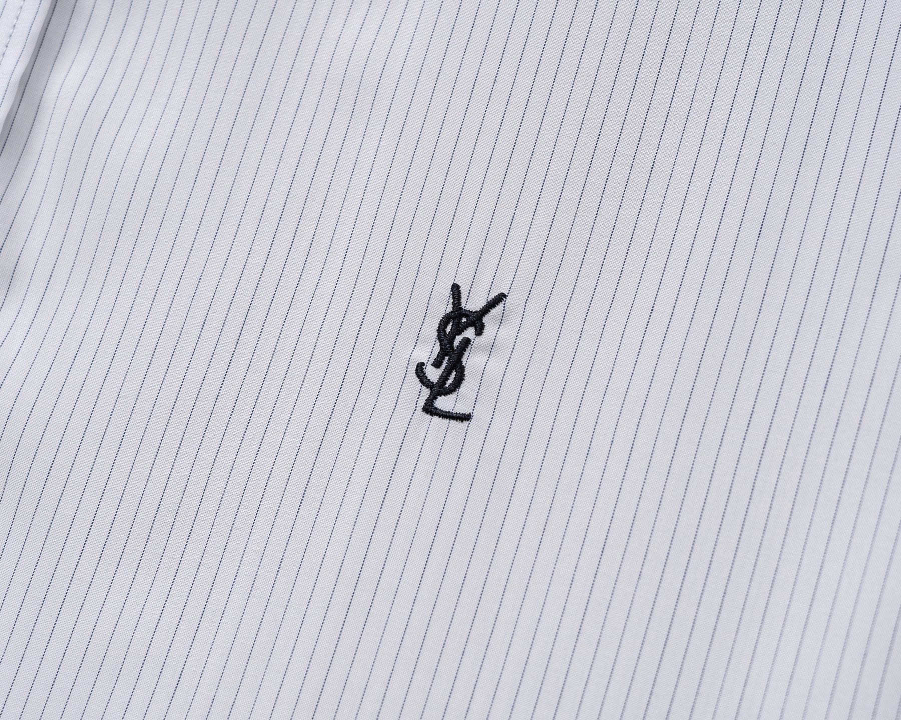【新品上市】YSL/圣*罗兰26春夏时装款长袖衬衫！高端的时尚美学设计结合立体裁剪的版型，使穿着更具舒适