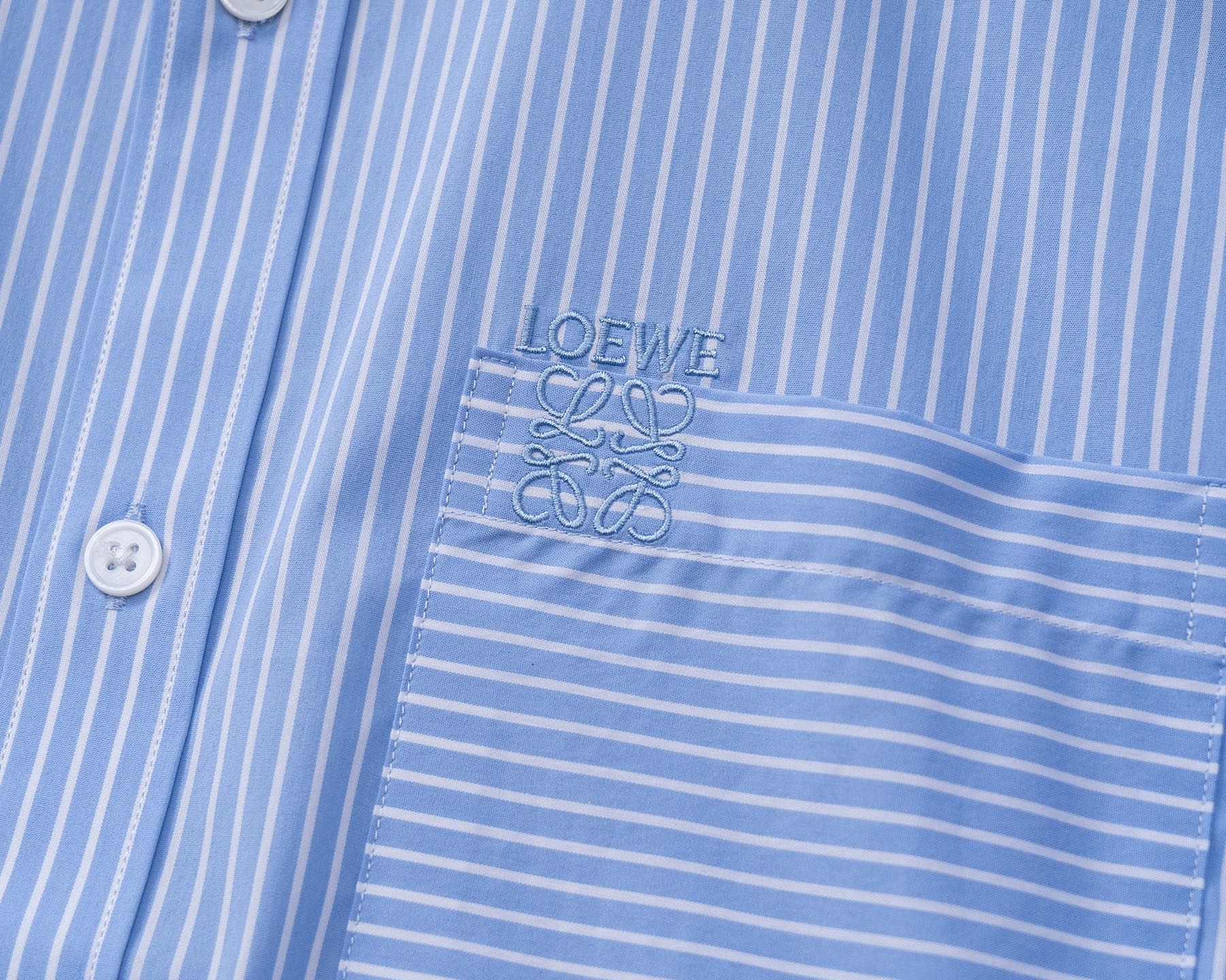 【新品上市】LOE*WE/罗*意威26春夏时装款长袖衬衫！高端的时尚美学设计结合立体裁剪的版型，使穿着更