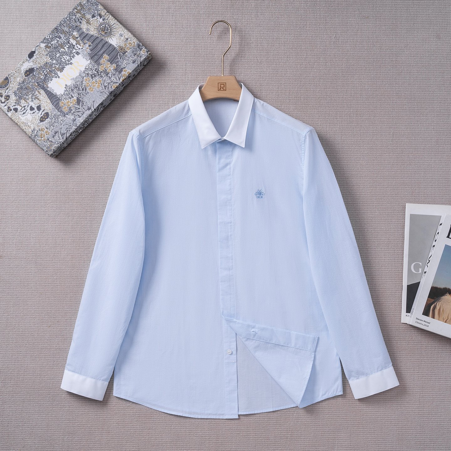 NO:844564,[New product launch] D’s 26 spring and summer fashion style long-sleeved shirt!  The high-end fashion aesthetic design combined with the three-dimensional cutting version makes the wear more comfortable and ornamental. The top-grade Swiss ALUMO company's 120-count blue striped cotton poplin is carefully selected, with excellent texture and comfort, and the texture and texture reveal a sense of luxury.  The buttons are natural deep-sea shell buttons, each with a unique texture and excellent luster; Jieying uses top-notch electroplating alloy technology to forge the metal buckle, with an exquisite LOGO engraved on it, showing a sense of luxury!  Exquisite tailoring is the essence of the exquisite craftsmanship of the Dior ateliers and the core of Dior's heritage. This classic shirt made its debut at Jonathan Anderson's D house, reinterpreting the elegance of the classic silhouette. Crafted from blue and white striped cotton poplin, the classic fit is enhanced by letter bee embroidery and contrasting white cuffs and collar. It can be paired with a variety of trousers or jeans for a casual look.  Size 38-42, size 39, shoulder width 46, bust 108, sleeve length 62.5, dress length 76,, dior, dior, jeans, shirts,19860909【新品上市】D家26春夏时装款长袖衬衫！ 高端的时尚美学设计结合立体裁剪的版型,使穿着更具舒适性和观赏性. 甄选甄选的顶级瑞士ALUMO阿鲁姆公司120支蓝色条纹棉府绸,质感与舒适度绝佳,肌理纹路透着高级感. 纽扣为天然深海贝壳扣,每粒都有着独一无二的纹路,光泽感极好；介英采用顶尖电镀合金工艺锻造的金属扣,上面镌刻有精美LOGO,尽显奢侈感！ 考究的剪裁是 Dior 工坊精湛工艺的精髓所在,也是 Dior 传承的核心.这款经典衬衫于乔纳森·安德森 (Jonathan Anderson) 的D家首秀精彩亮相,重新诠释经典廓形的优雅. 采用蓝白间条色棉府绸精心制作,经典版型,饰以字母蜜蜂刺绣提升格调,搭配对比鲜明的白色袖口和衣领更显精致,可与各式长裤或牛仔裤搭配,打造休闲造型. 尺码38-42 39码 肩宽46 胸围108 袖长62.5 衣长76,,dior,dior,jeans,shirts,,Men's clothing