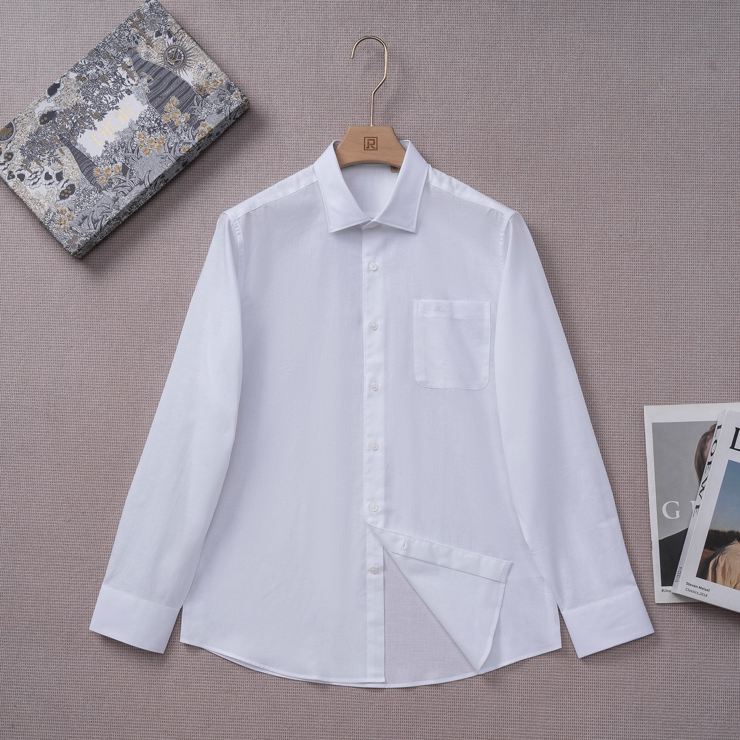NO:844539,[New product launch] L spring and summer men's high-end business casual linen-cotton blended long-sleeved shirt! The high-end fashion aesthetic design combined with the three-dimensional tailoring makes it more comfortable and enjoyable to wear. The top-grade Swiss ALUMO company's 100-count linen-cotton blended fabric has excellent skin-friendliness, unquestionable comfort, superior breathability, good heat dissipation, excellent moisture absorption, and excellent antibacterial properties. The texture structure restores the natural purity and simplicity of linen and cotton. It is visually very attractive and full of artistic conception! It uses Kodobao interlining imported from Germany, a special interlining for Luxury brand. Its function is to make the collar and splicing of the shirt smoother, crisper and more stylish. Coupled with the shaping process of the imported shaping machine, the whole shirt can be said to be a 'walking skeleton'. The buttons are natural deep-sea shell buttons, each with unique texture and excellent gloss. Fashions with a typical Italian style are quite sophisticated in terms of fabric selection and craftsmanship. They are very in line with the aesthetic tone of the LP family. They are low-key and luxurious, elegant and noble, and full of aristocratic old money style! The color is light and versatile, and the tailoring is first-class. It has exclusive and sophisticated cutting technology. The color is light and versatile, and can be perfectly used for business commuting and leisure. It is a royal-level item for urban white-collar elites! Size 38-42, size 39, shoulder width 46, bust 108, sleeve length 62.5, shirt length 76,,loro piana,shirts,19860909【新品上市】L春夏男士高端商务休闲麻棉混纺长袖衬衫！ 高端的时尚美学设计结合立体裁剪的版型,使穿着更具舒适性和观赏性. 甄选的顶级瑞士ALUMO阿鲁姆公司100支麻棉混纺面料,亲肤性绝佳,舒适性毋庸置疑,透气性亦优越,散热效果佳,吸湿性亦极好,且抗菌亦非常出色,纹理构造还原了麻棉自然纯粹与质朴的本色,视觉方面相当耐看,意境十足！ 采用德国進口科多宝衬布,奢牌专用衬布,它的作用使衬衫领面,拼接处更加平整,挺括有型,加上進口定型机定型工艺,使整件衬衫可谓是“行走的骨架”,纽扣为天然深海贝壳扣,每粒都有着独一无二的纹路,光泽感极好. 颇具意大利典型风格的时装,在面料选取和工艺方面都相当考究,极符合LP家族美学基调,低调且奢华,优雅且高贵,贵族老钱风十足！ 配色轻熟百搭,剪裁一流,拥有独家精良的裁剪技术,配色轻熟万能百搭,商务通勤与休闲皆可完美驾驭,属于都市白领精英御用级单品！ 尺码38-42 39码 肩宽46 胸围108 袖长62.5 衣长76,,loro piana,shirts,,Men's clothing